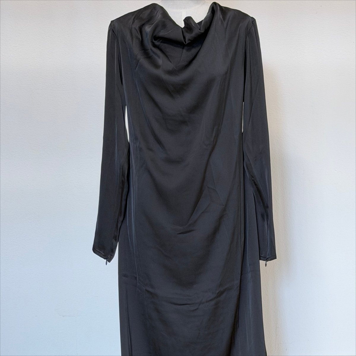 Pièce Archive Robe Maxi Col Bénitier Satin Noir - MP063 (Taille L Uniquement)