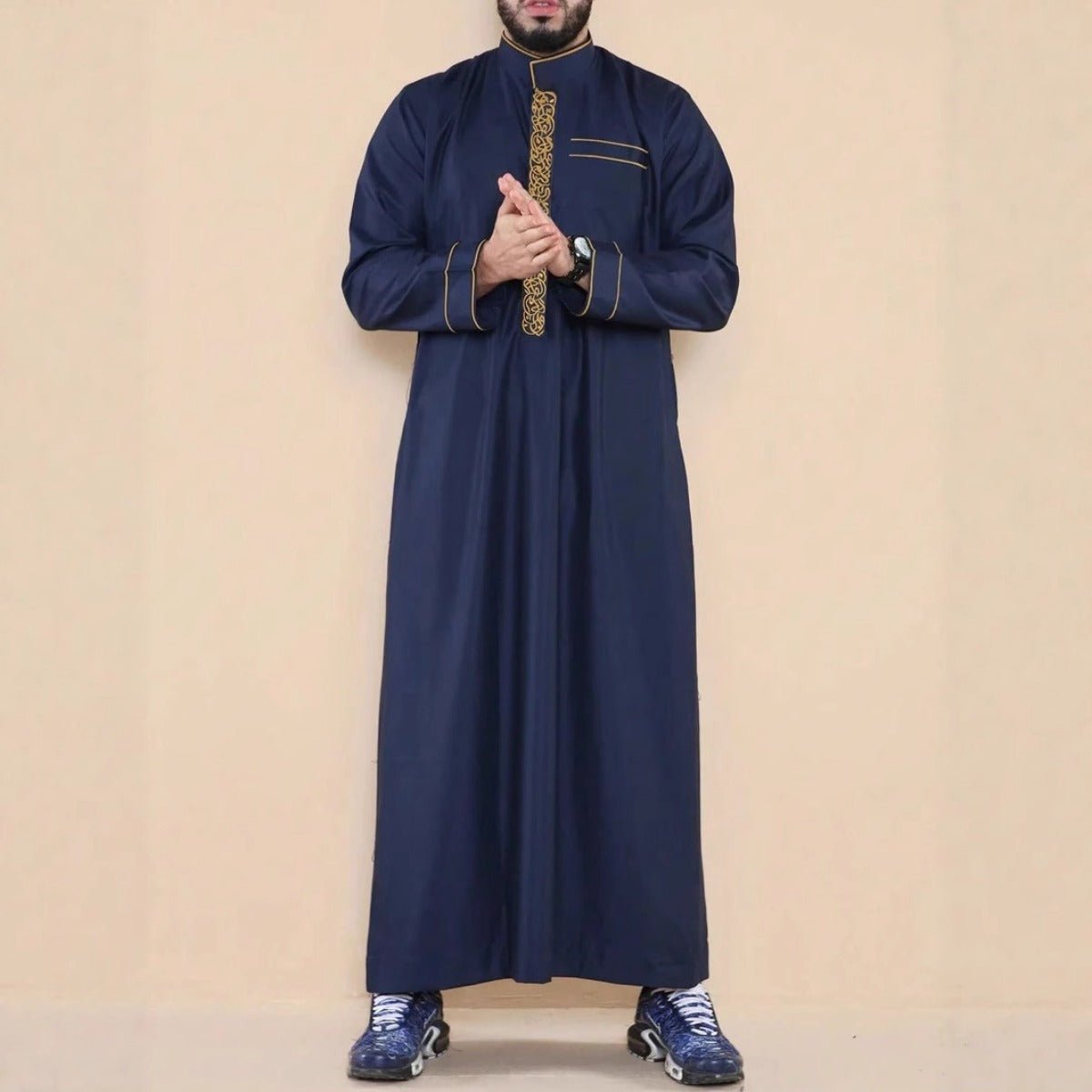 Thobe Premium Brodé à Col Officier Marine & Blanc, Coupe Ample Robe Musulmane avec Broderie Dorée - Tenue Décontractée Modeste (MT034)