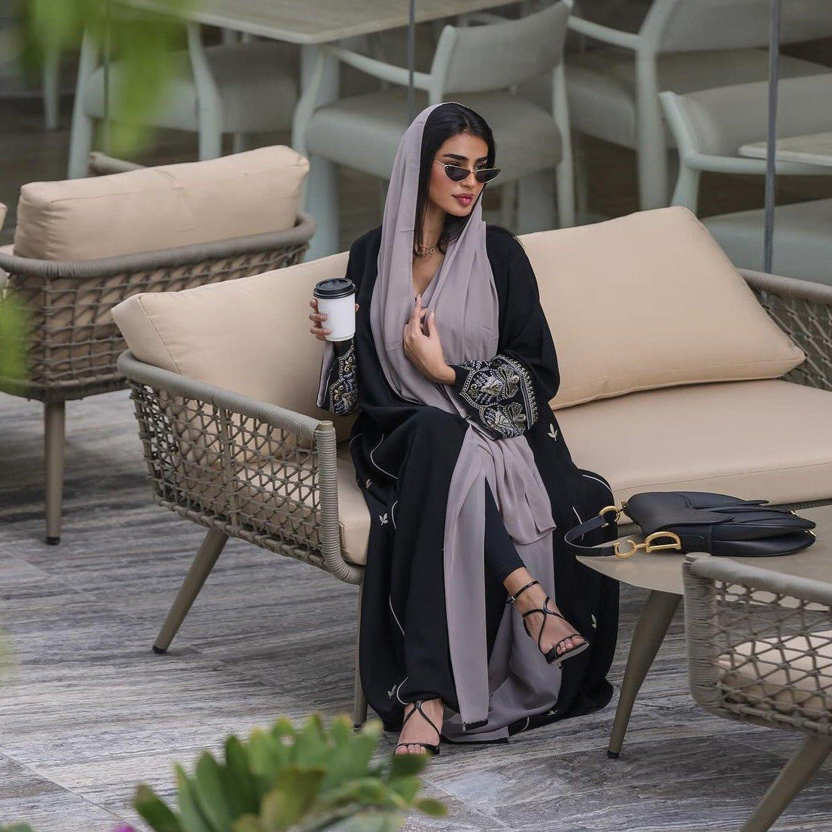 Abaya Ouverte Élégante Brodée (MOA062)