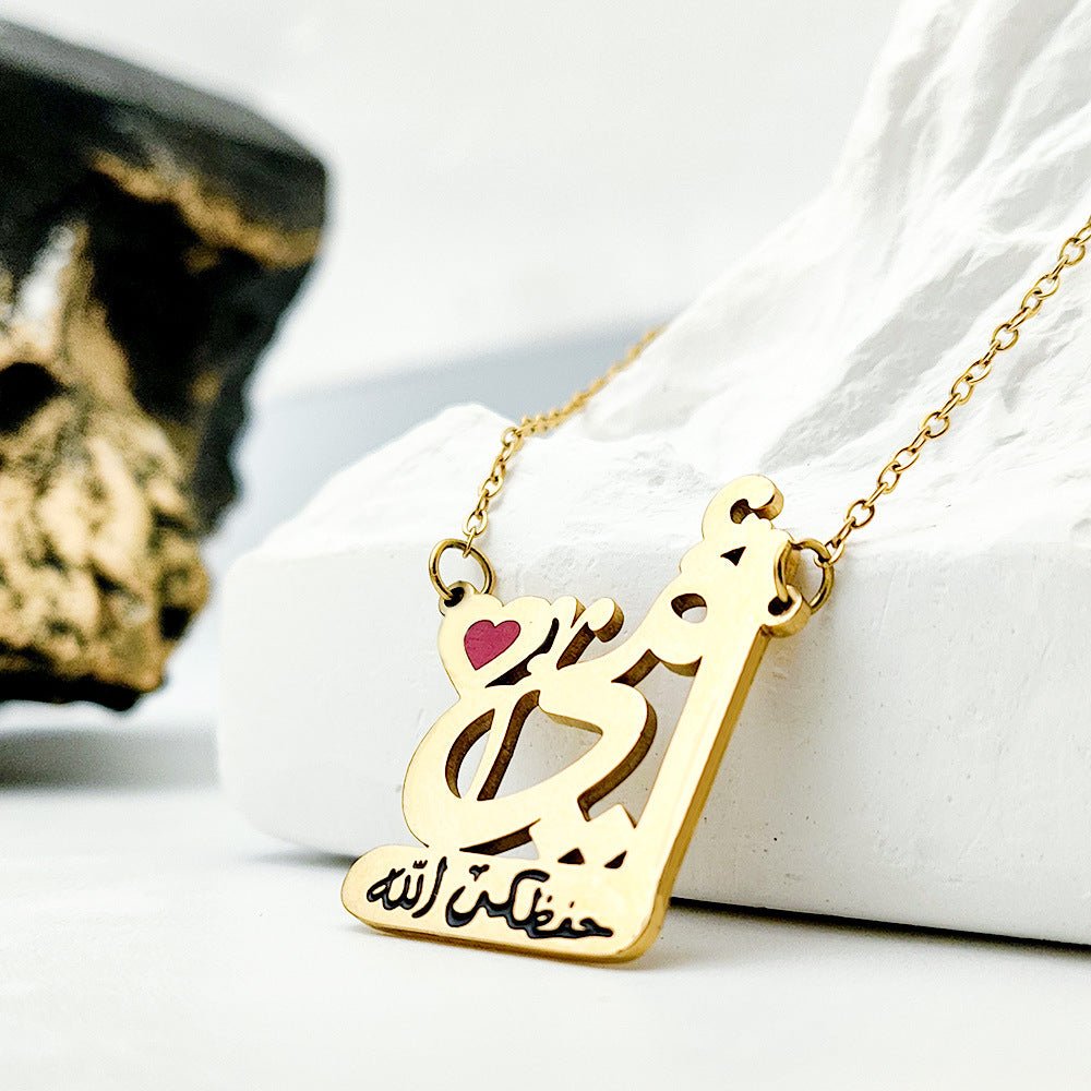 Collier simple avec inscription « Love » rouge, en acier inoxydable plaqué or 18 carats, finition émaillée (MAC230) (AVEC BOÎTE CADEAU)