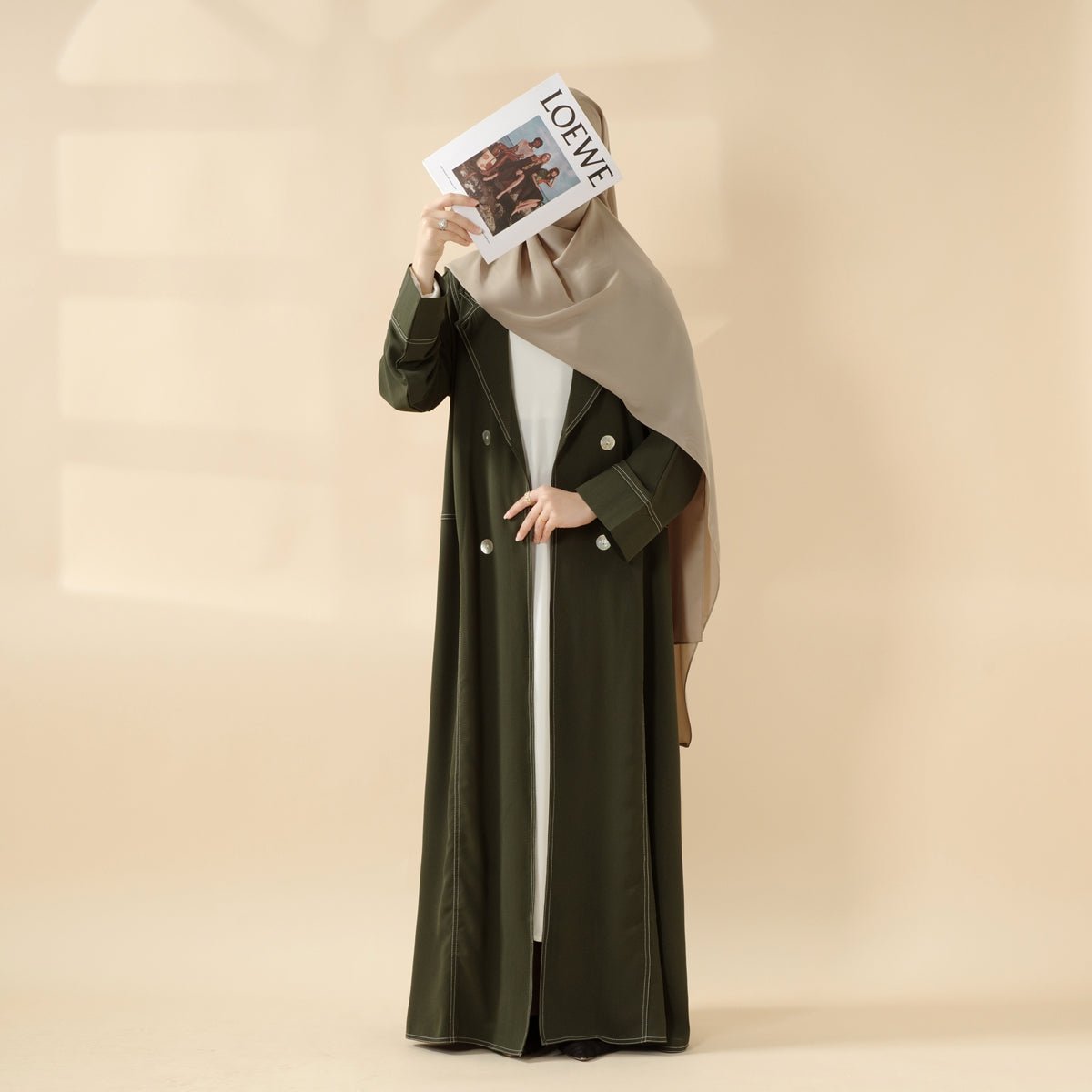 Trench-coat abaya ouvert (Abaya MOA122) vert forêt, croisé, à surpiqûres contrastées, fine