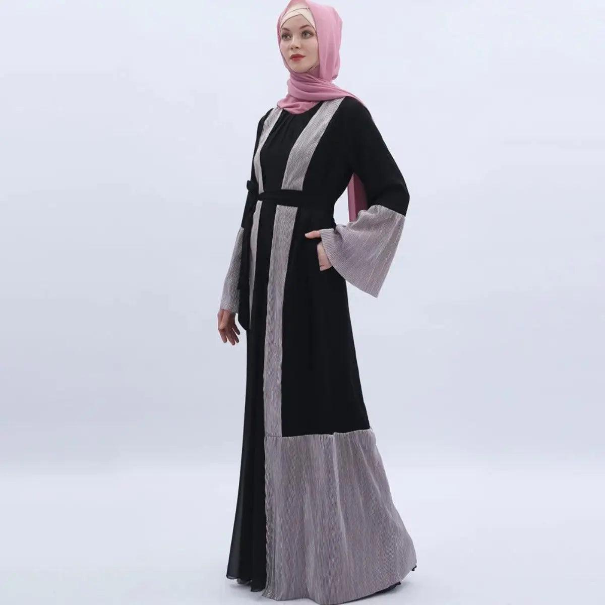 MO 001 Abaya Ouverte à Manches Trompette et Design Plissé