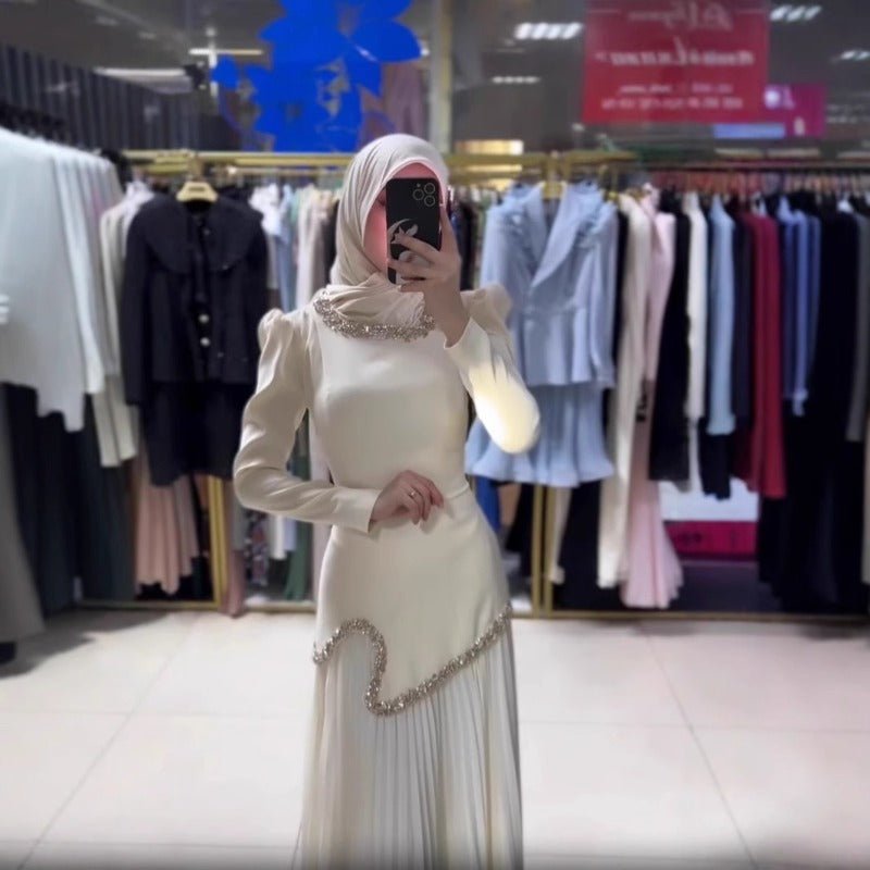 Robe Abaya Plissée Élégante avec Col et Taille Ornés de Diamants | Robe Maxi Musulmane Modeste avec Détail de Bride au Dos (MA294)