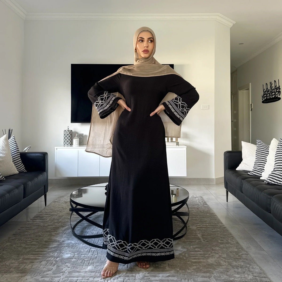 Collection d'Abayas Luxueuses et Modestes à Manches Évasées Brodées | Robes Musulmanes avec Broderie Géométrique Blanche (MA262)