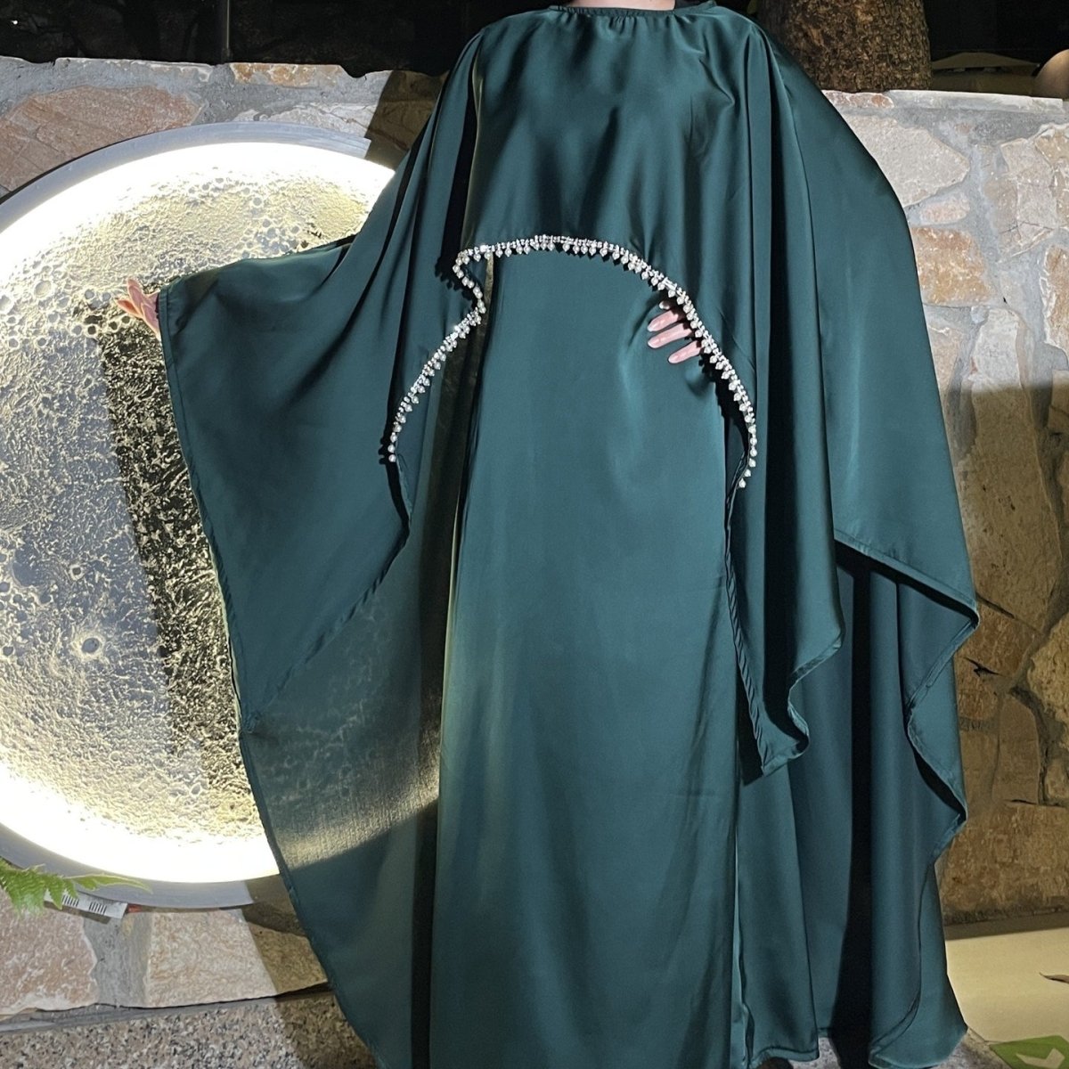 Abaya élégante en satin avec cape en strass | Robe de soirée modeste luxueuse (MA327)