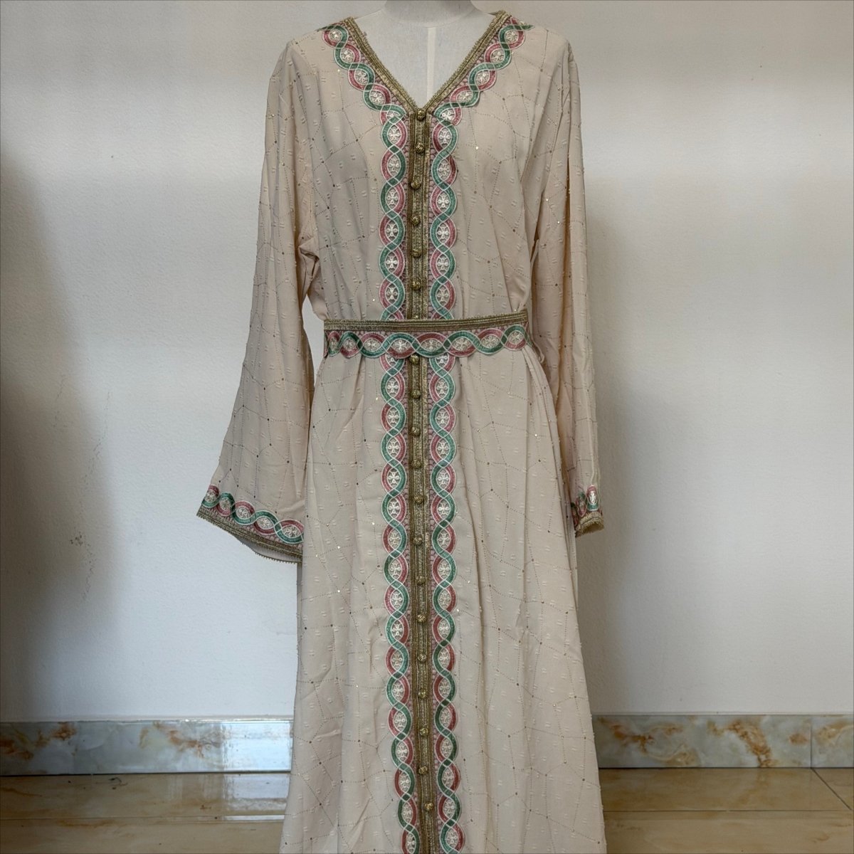 Pièce d'archive : Kaftan marocain avec bordure brodée et ceinture - MP058 (Taille unique uniquement)
