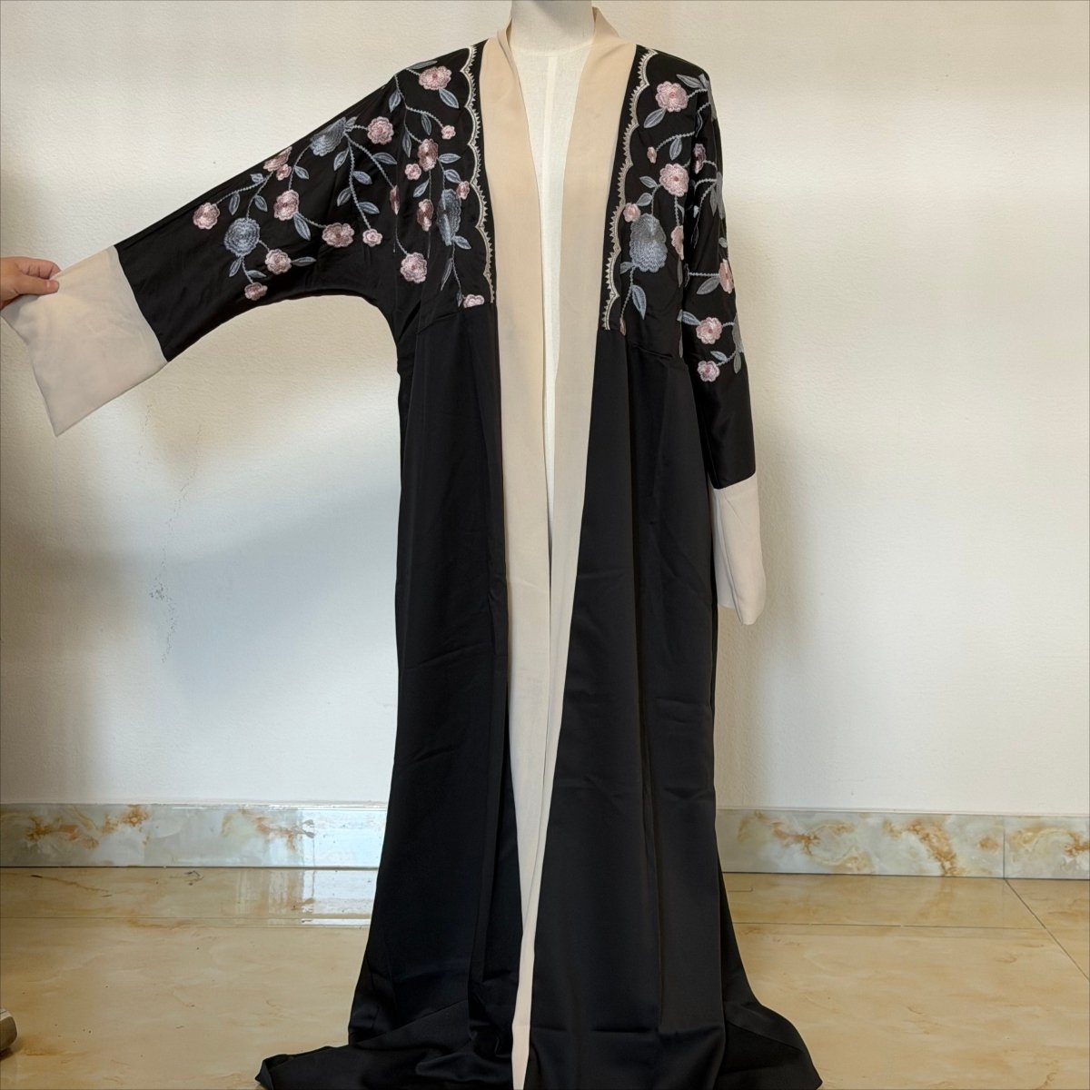 Pièce d'archive - Abaya ouverte en satin brodé floral - MP057 (Disponible uniquement en taille L)