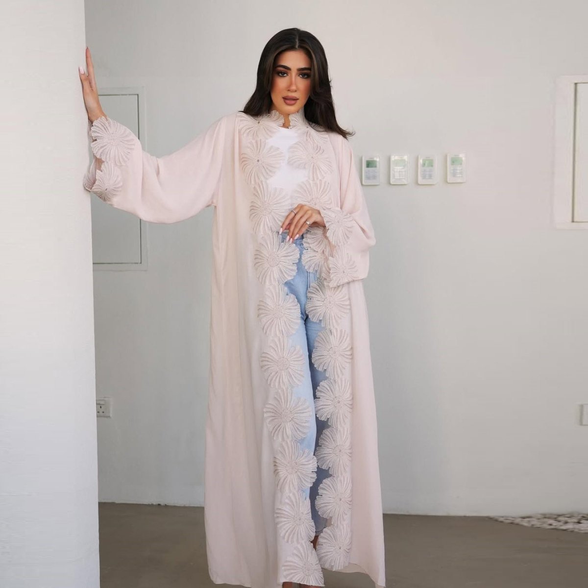 Abaya Ouverte à Applique Florale (MOA286)