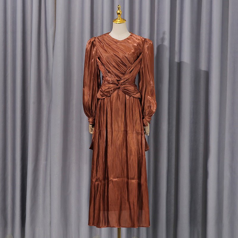 Robe en satin plissé diagonal avec ceinture nouée (MS324)