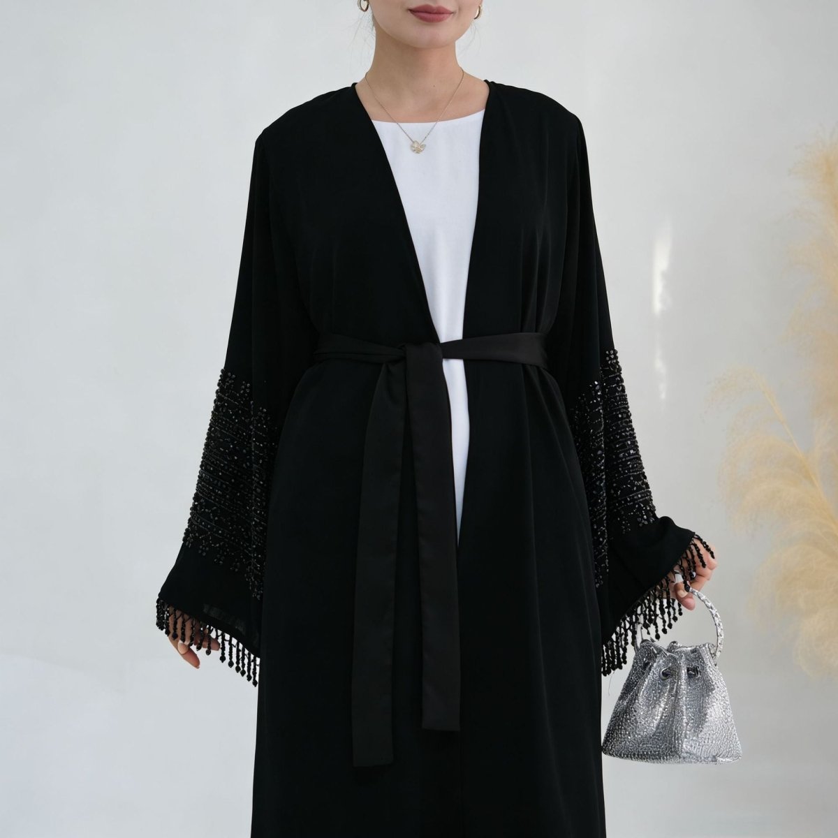 Abaya ouverte à manches évasées avec broderie perlée (MOA334)