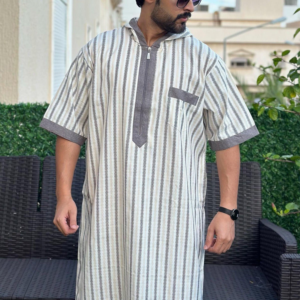 Thobe imprimé numérique 3D à rayures, respirant, coupe ample pour homme, manches courtes, robe musulmane avec col en V (MT033)