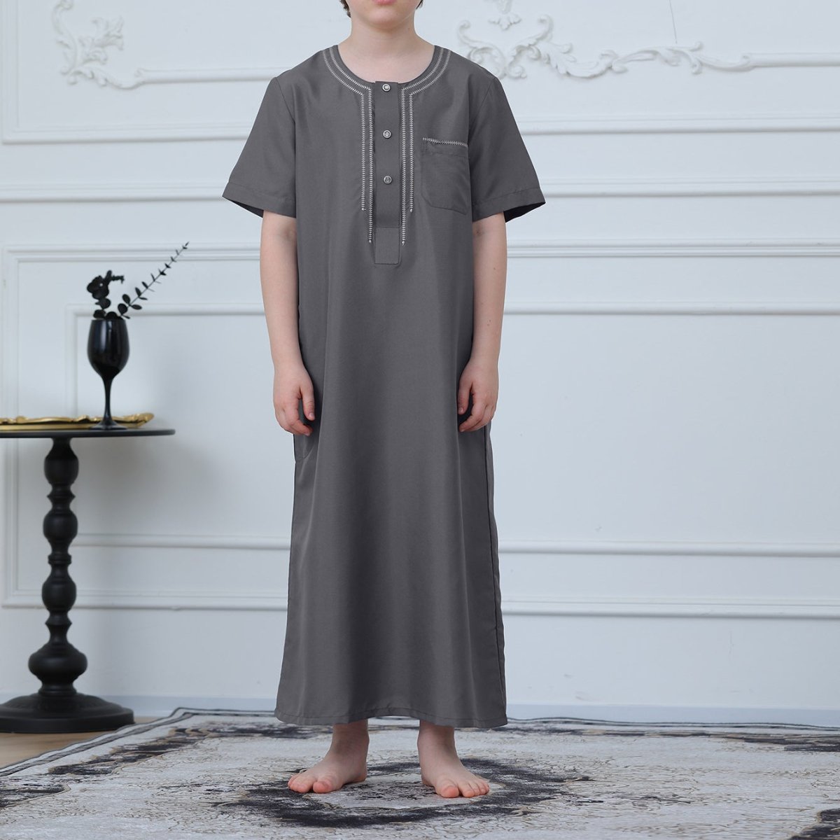Thobe brodé pour garçons musulmans, manches courtes, avec poches (MKB015)
