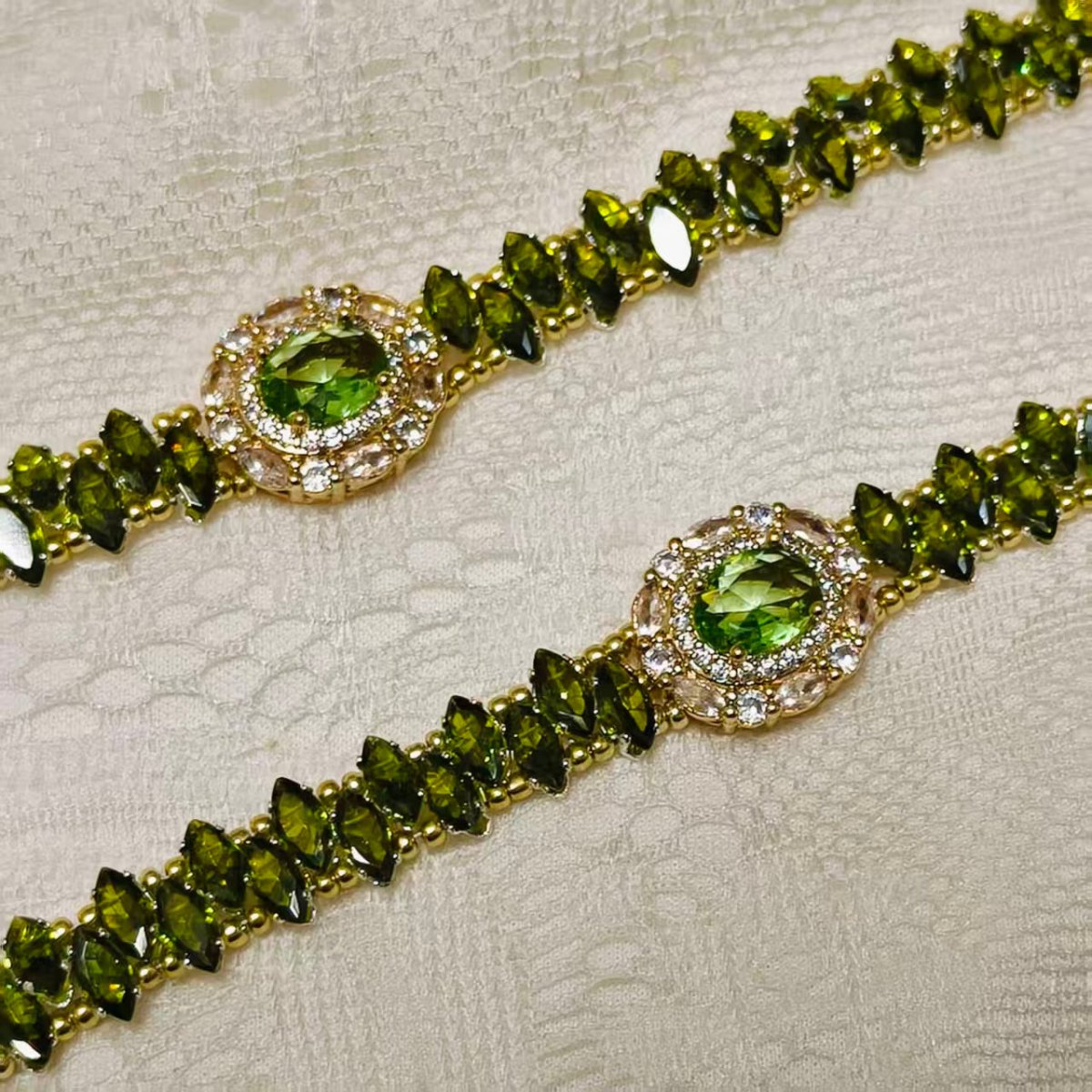 Bracelet floral en cristal fait main | Bijou étincelant à forte présence | Accessoire élégant inspiré de l'art pour femmes (MAC348)