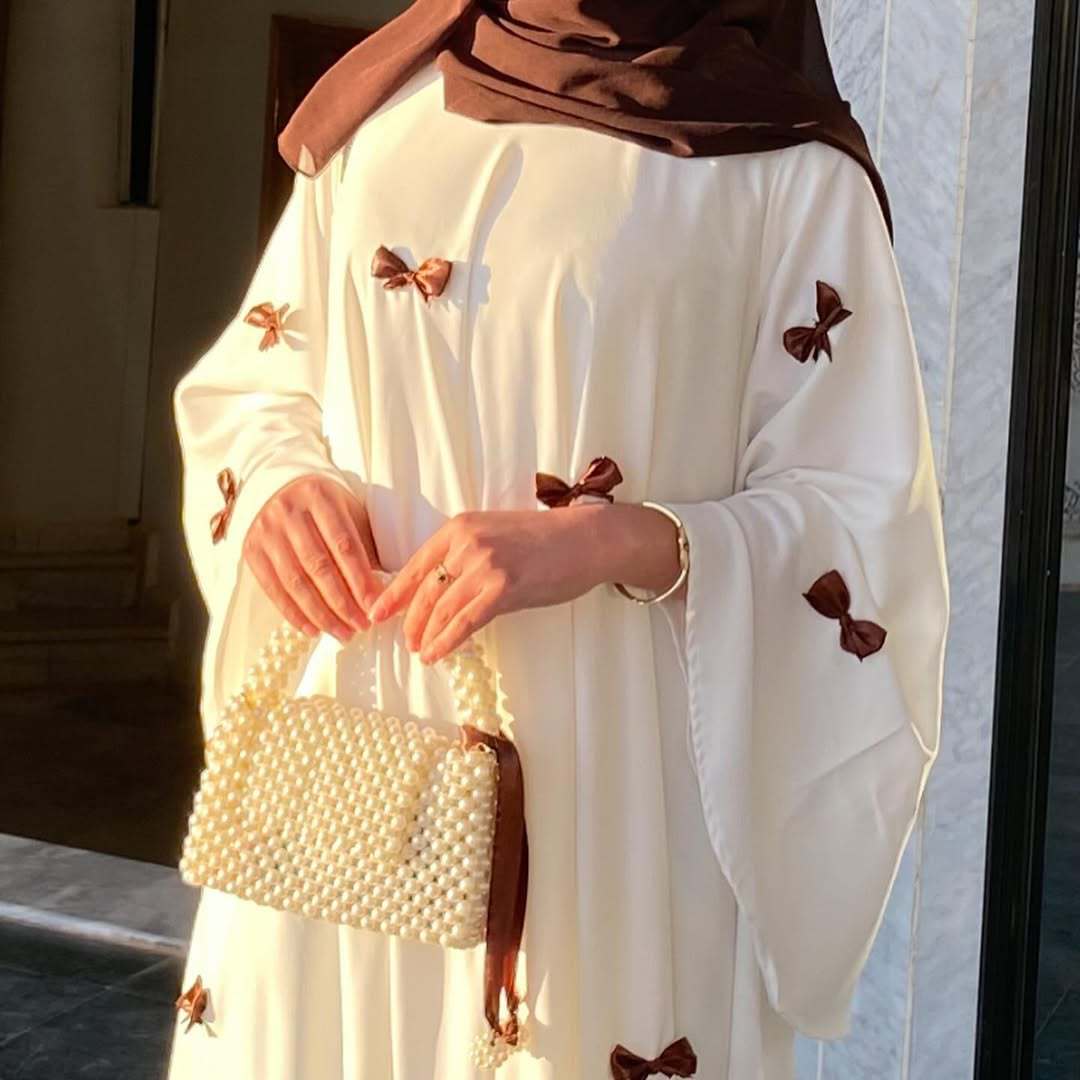 Abaya longue à ourlet ample, manches cloche et détail nœud papillon (MA151)