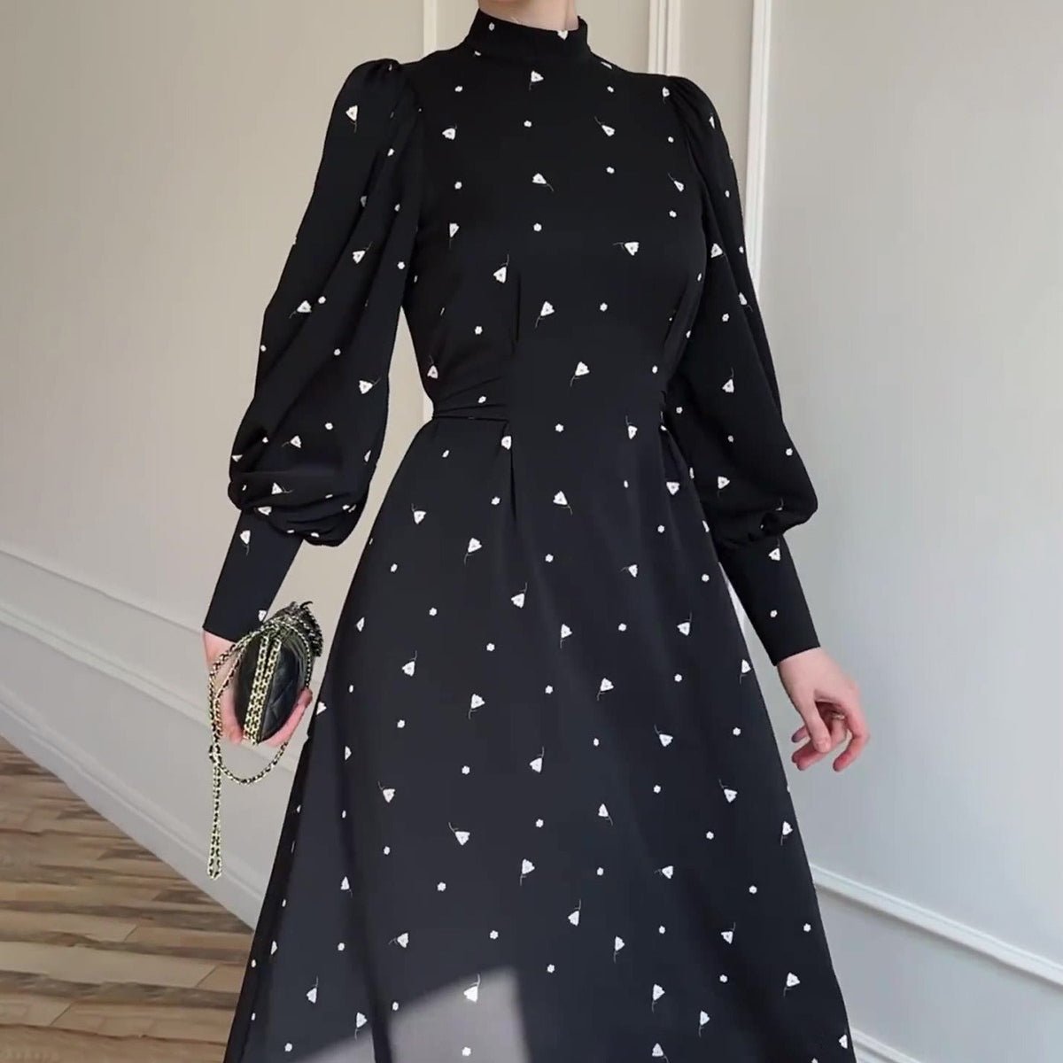 Robe Maxi en Satin Fleuri Printanier | Robe à Col Montant et Manches Bouffantes avec Ceinture Ajustable - Imprimé Botanique Bleu et Blanc (MA236)