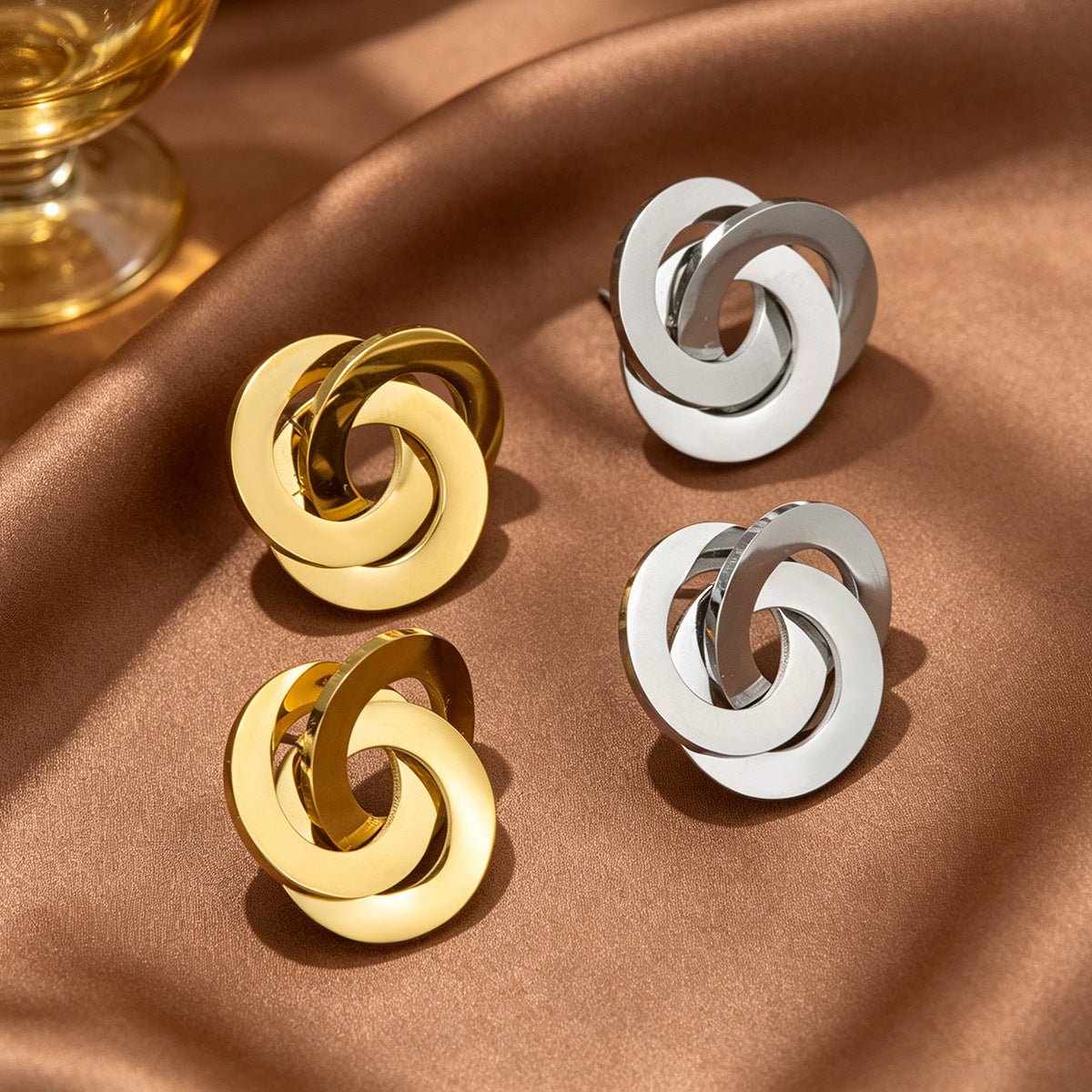 Boucles d'oreilles à clous triple anneaux torsadés (MAC477)