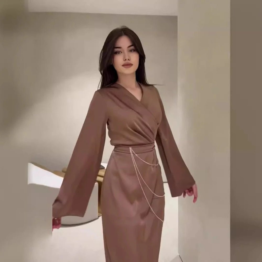 Robe Abaya Maxi Élégante en Satin avec Chaînes de Taille, Col en V, Manches Longues, Couleur Unie (MA204)