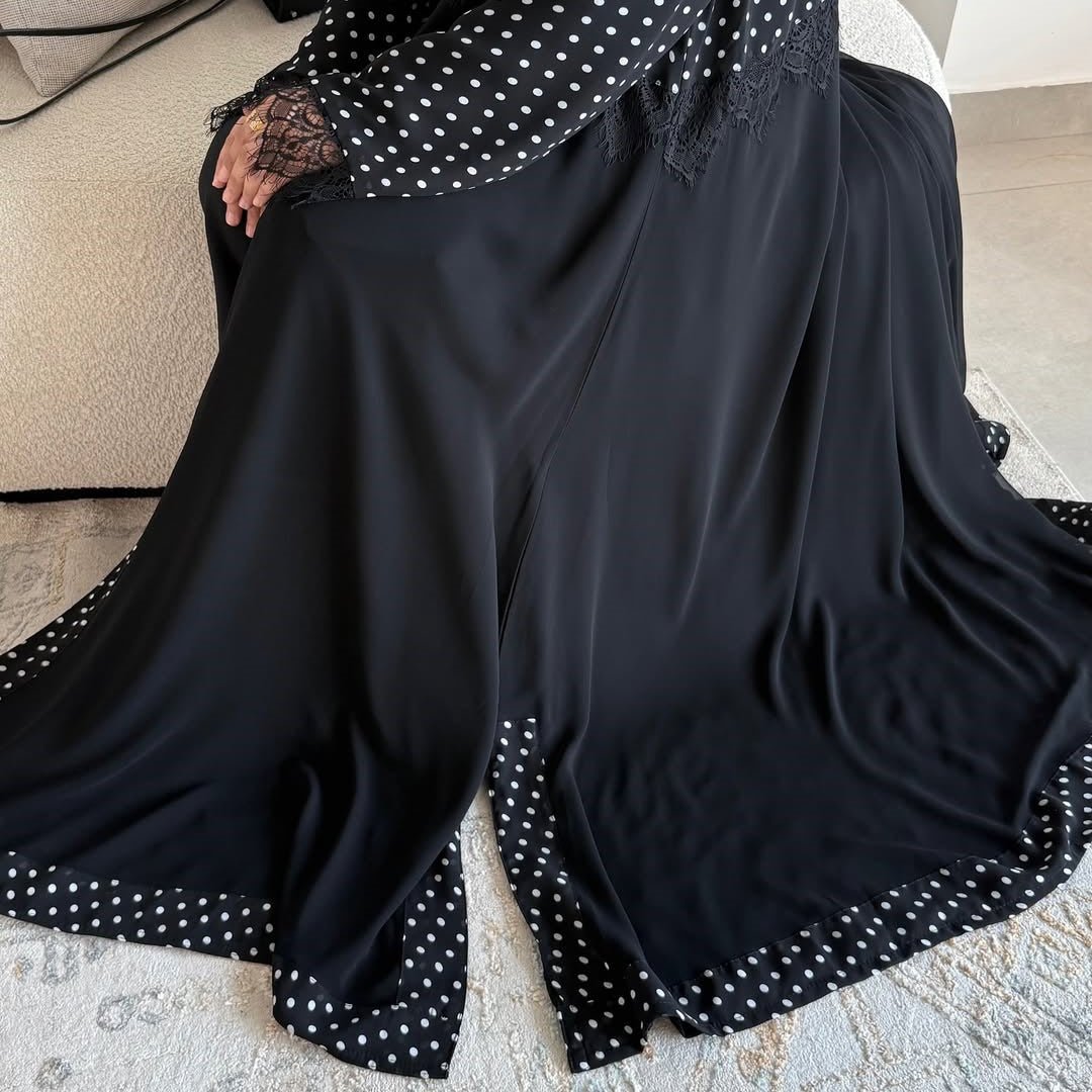 Abaya ouverte à pois avec empiècement en dentelle (MOA335)
