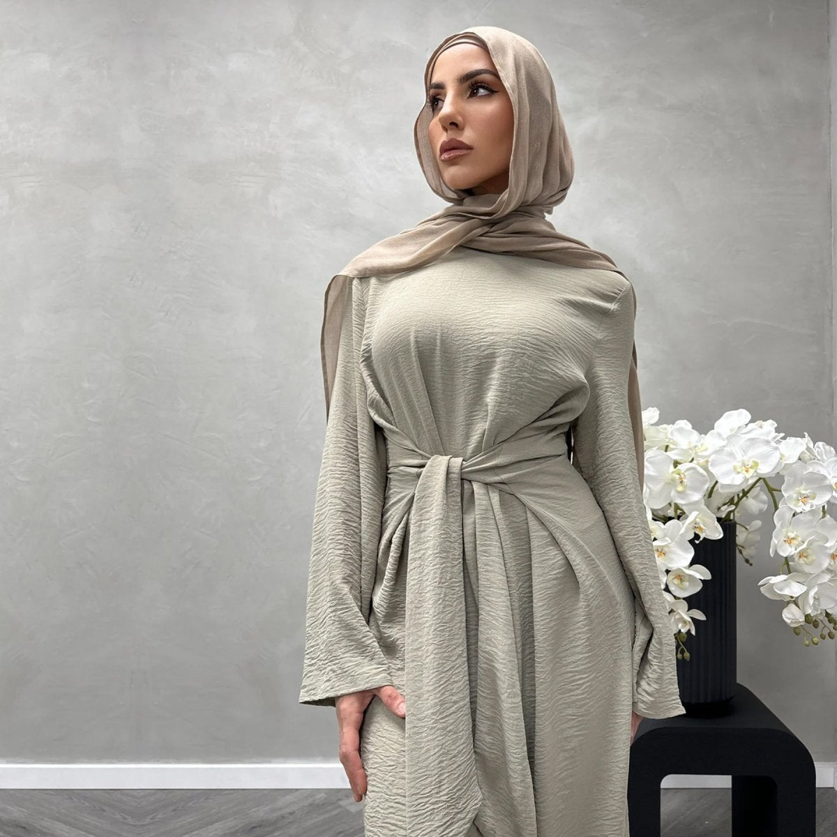 Abaya Crêpe Élégante Ajustée à Lacets (MA136)