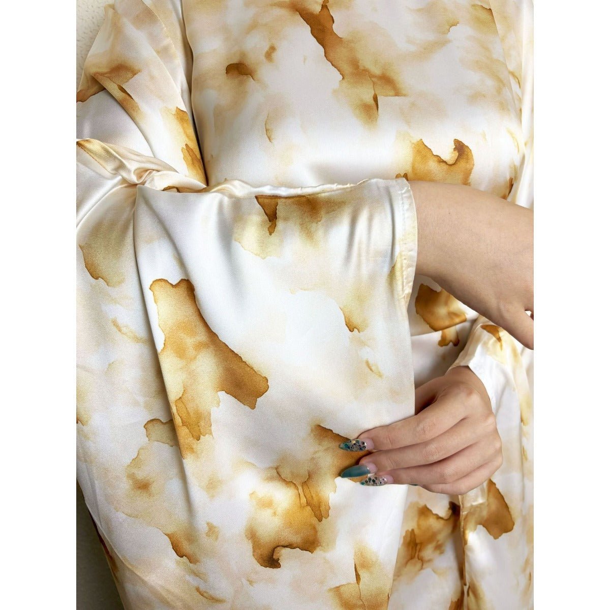 Robe Satinée Imprimé Marbre Doré | Maxi à Manches Évasées et Taille Ajustable à Cordon (MA244)