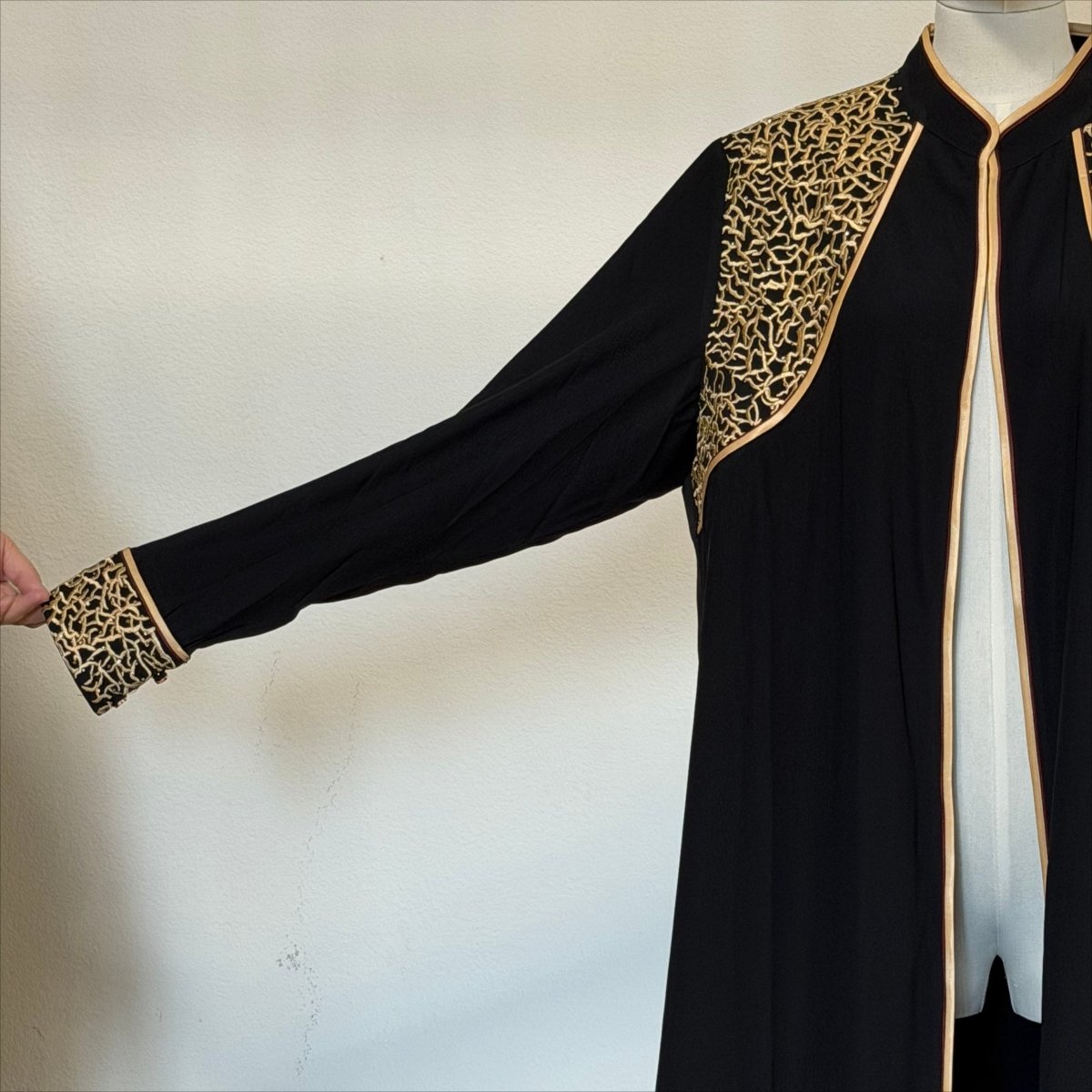 Pièce d'Archive Abaya Ouvert Noire Broderie Corde Or - MP061 (Taille XL Uniquement)