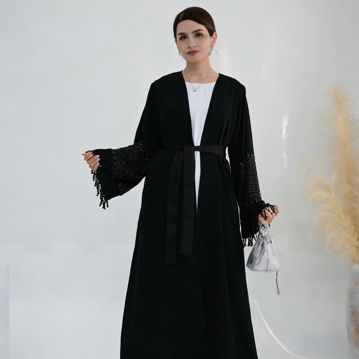 Abaya ouverte à manches évasées avec broderie perlée (MOA334)