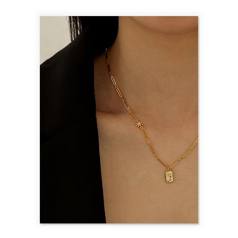 Collier pendentif carré plaqué laiton doré à l'or fin 18K, style luxe discret, orné de zircons (MAC073)