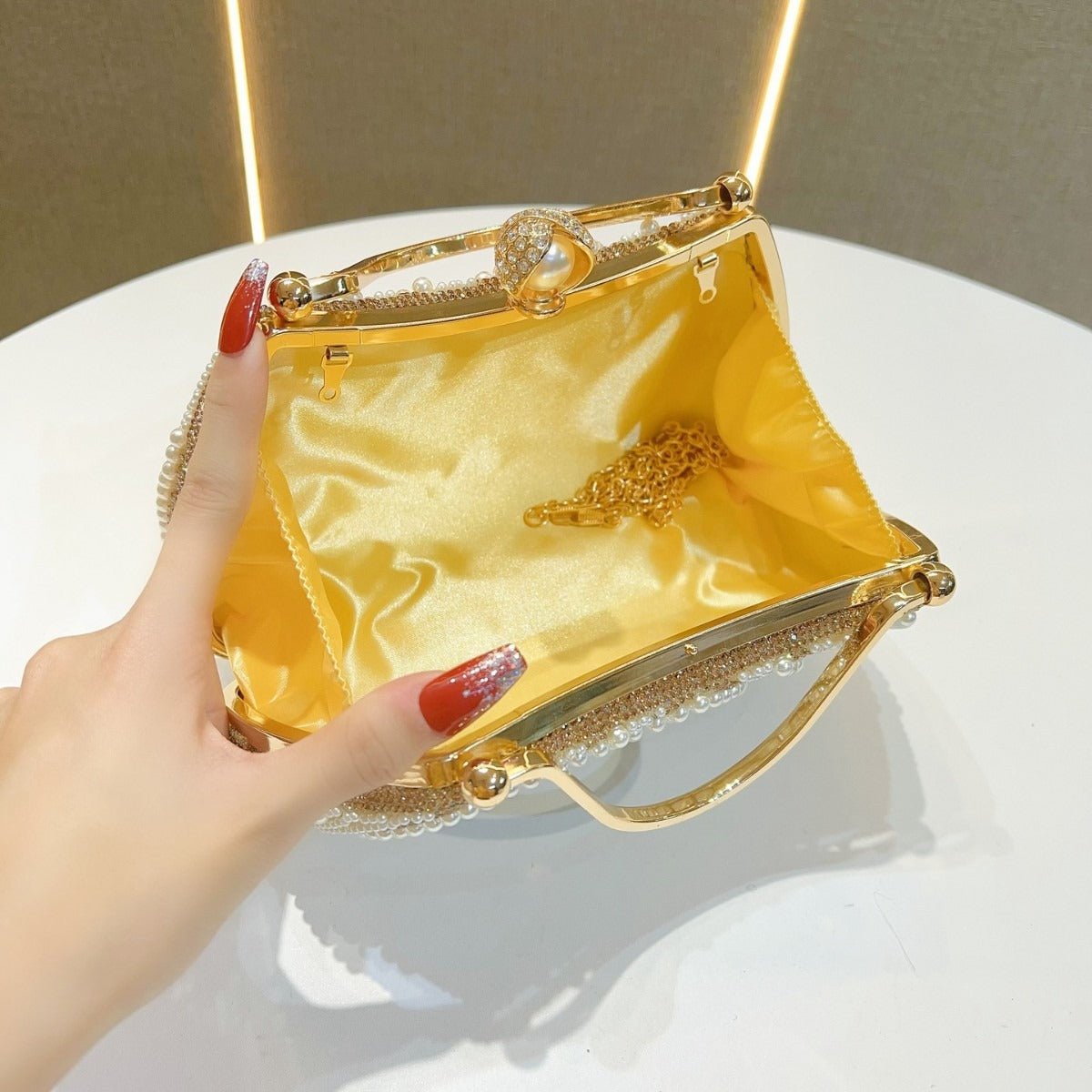 Sac de soirée orné de perles et de strass, monture dorée, avec bandoulière chaîne (MAC249)