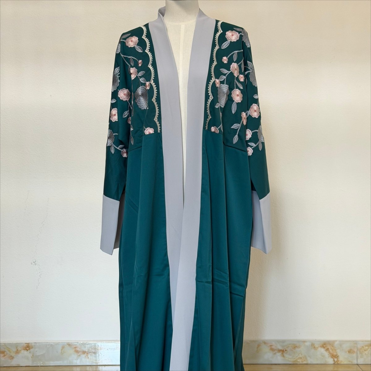 Pièce d'archive Abaya ouverte colorblock brodée florale - MP054 (Taille L uniquement)