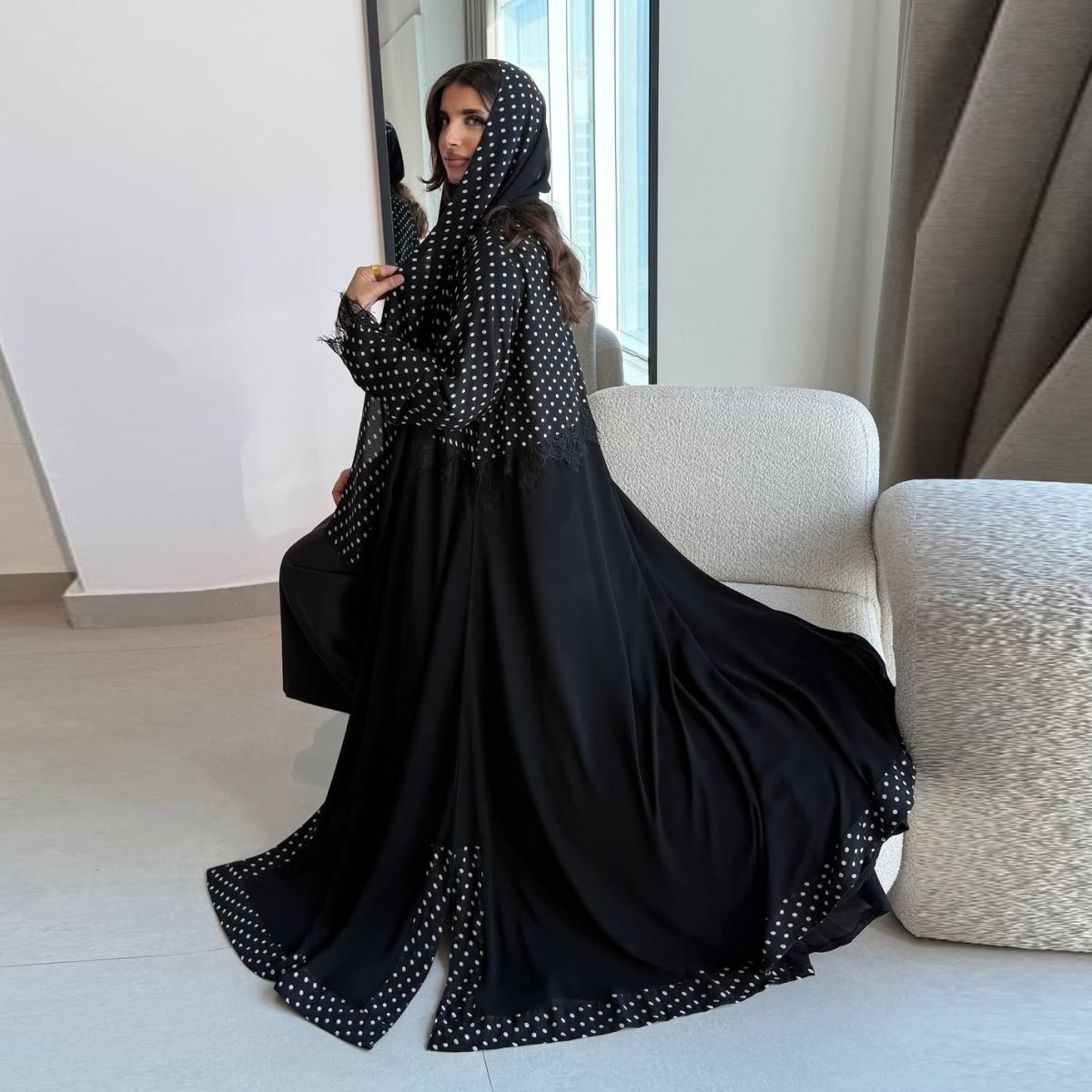 Abaya ouverte à pois avec empiècement en dentelle (MOA335)