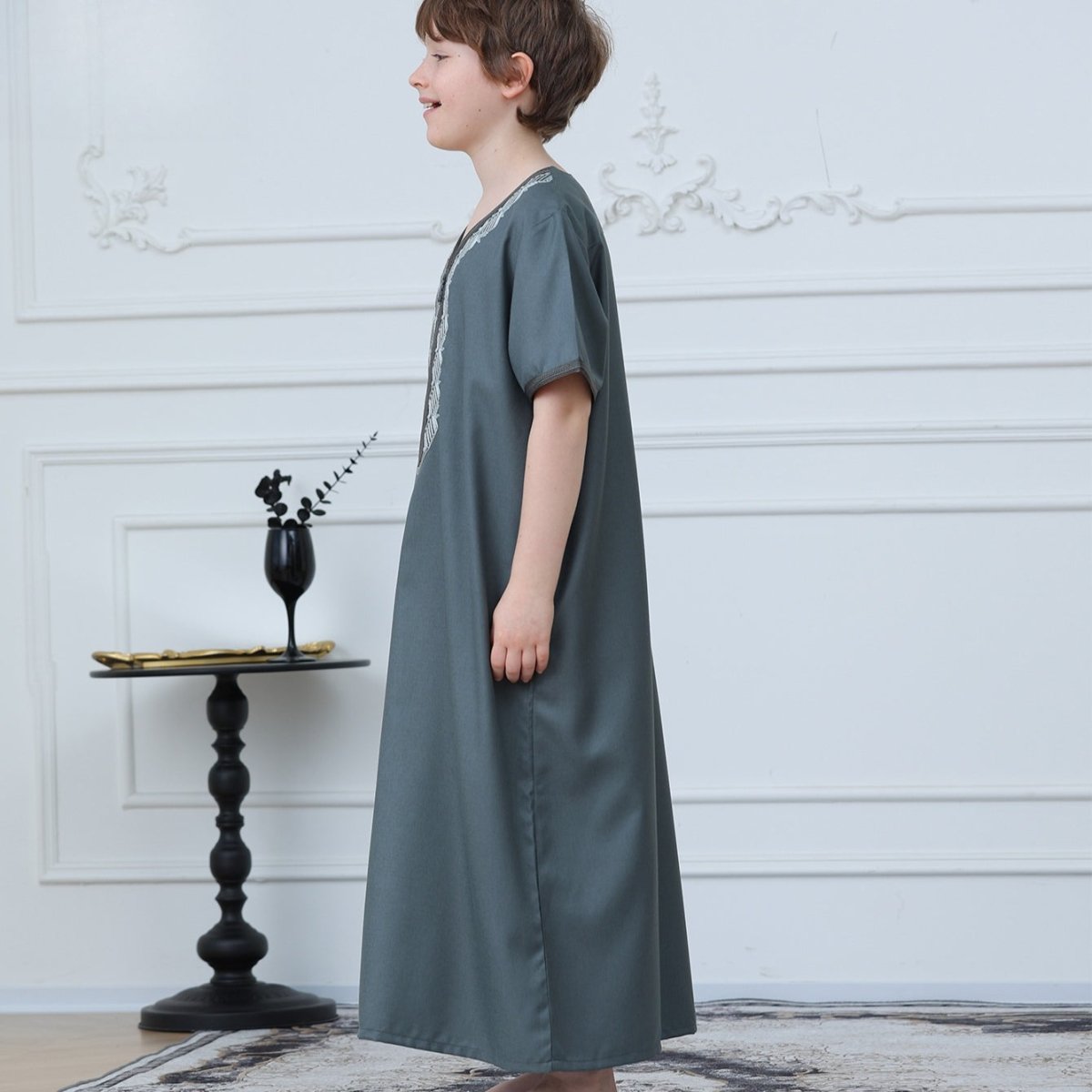 Qamis brodé pour garçon avec fermeture zippée (MKB012)