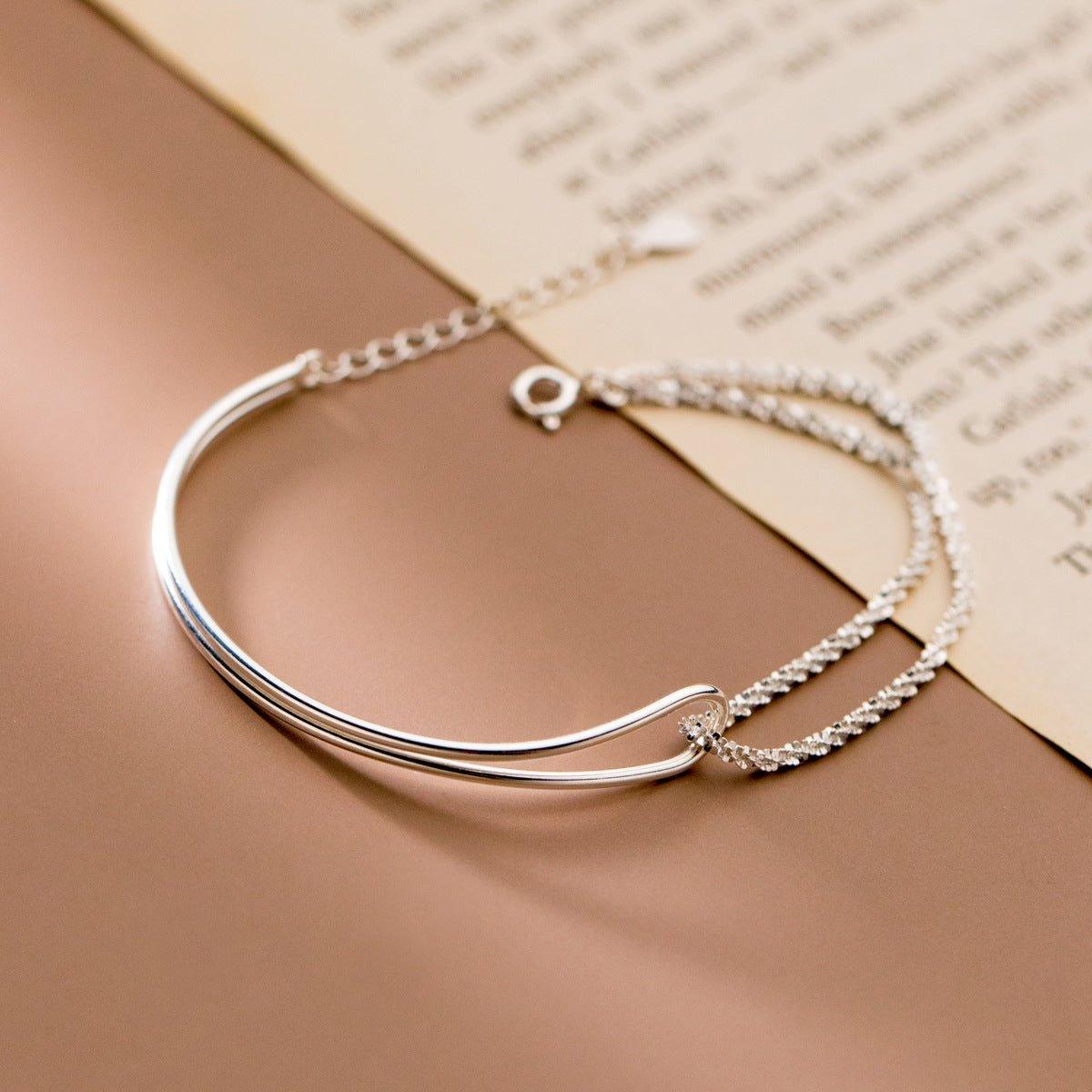 Bracelet asymétrique MAC089 Tempérament et Personnalité, à double rangée de tubes courbés et fleurs de gypsophile