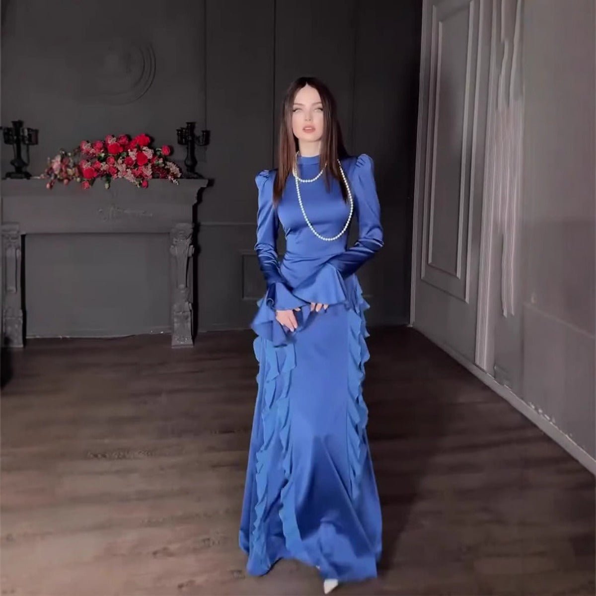 Robe Longue Royale en Satin et Mousseline, Col Semi-Roulé, Laçage, Manches Cloche et Volants Étagés (MA235)