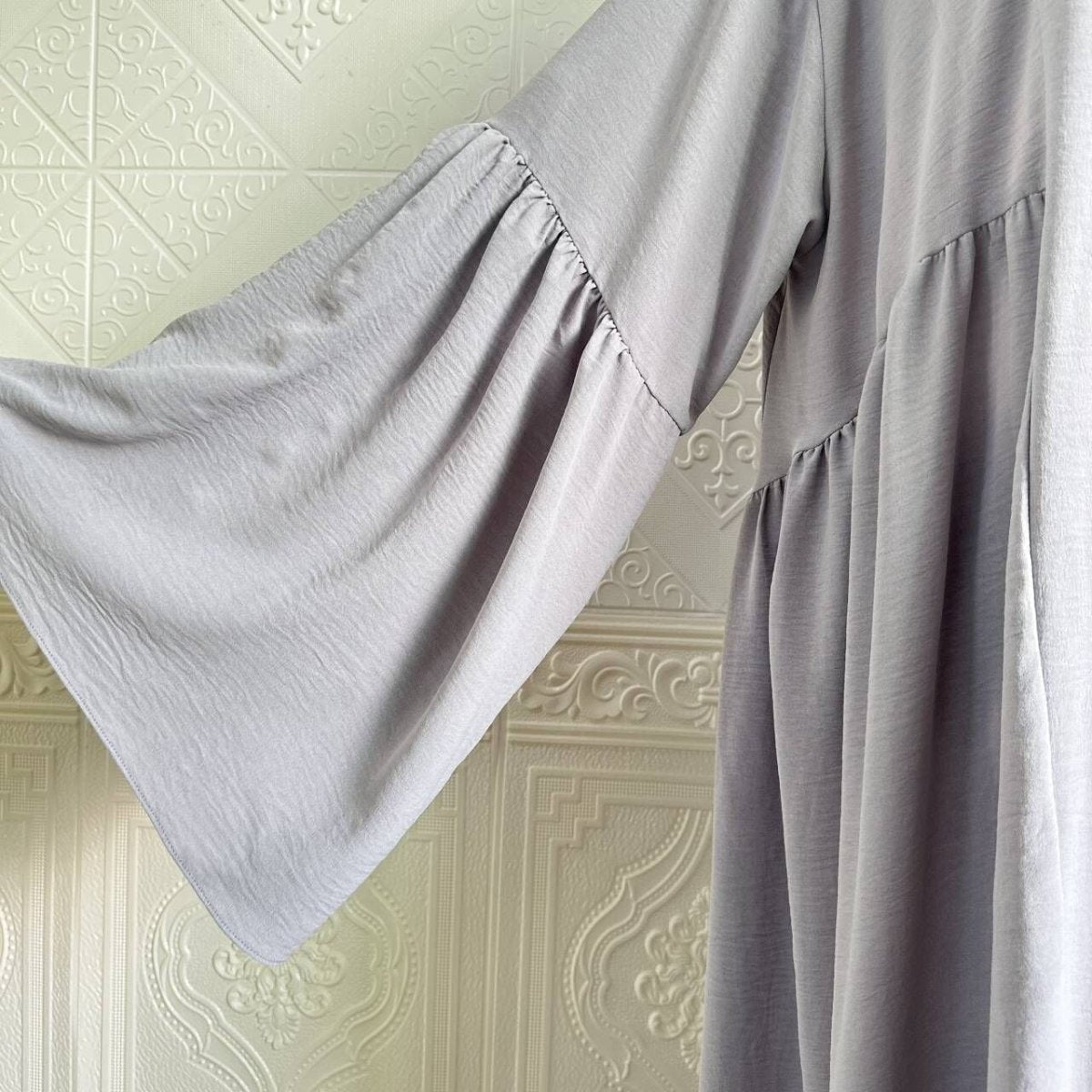 Abaya Ouverte à Manches Cloche et Volants (MOA298)