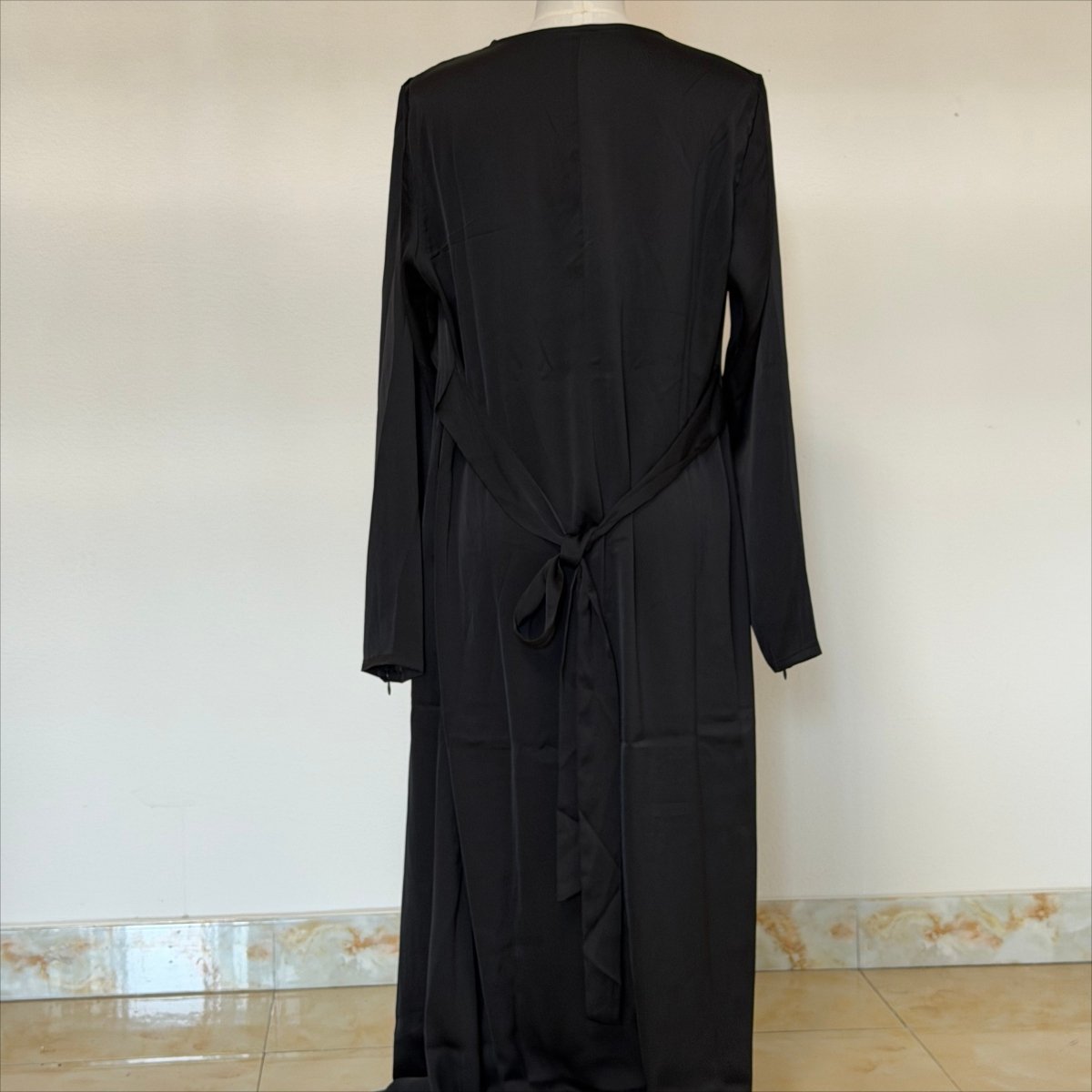Pièce Archive Robe Maxi Col Bénitier Satin Noir - MP063 (Taille L Uniquement)