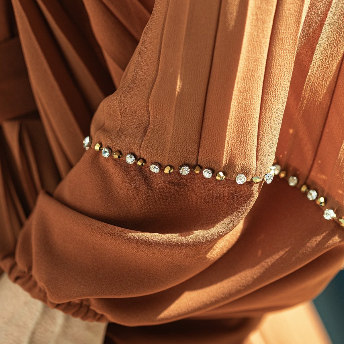 Robe Maxi Plissée à Col en V Perlée à la Main | Robe à Cristaux avec Manches Bouffantes (MS212)