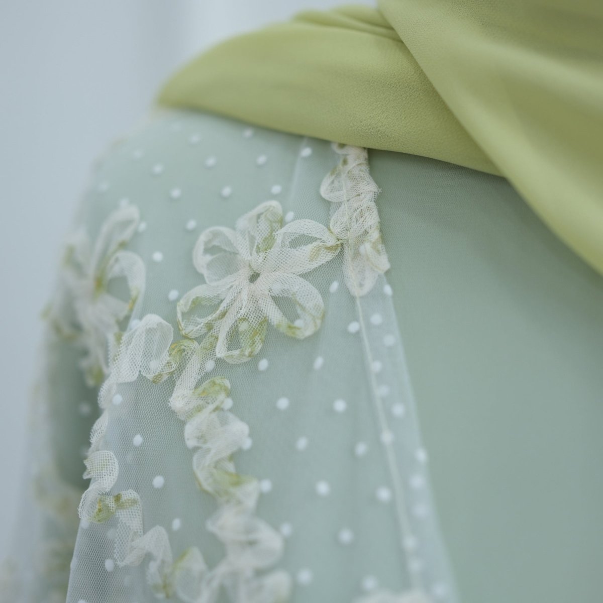 Abaya ouverte en mesh floral 3D (MOA288)