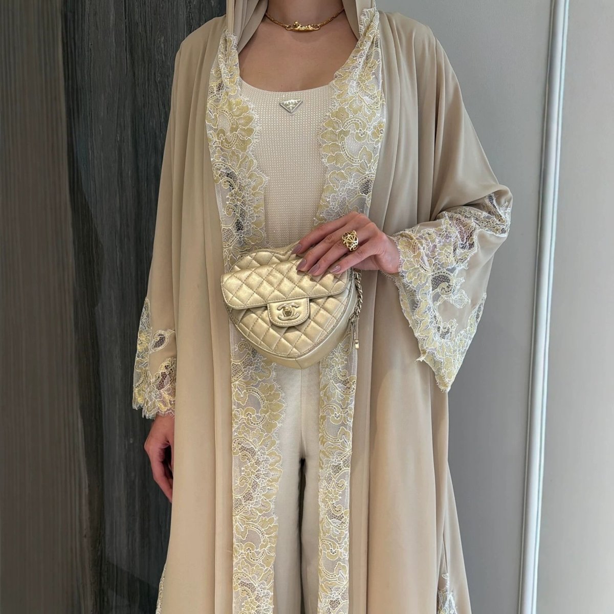 Abaya ouverte à manches évasées avec panneaux en dentelle et poches (MOA332)