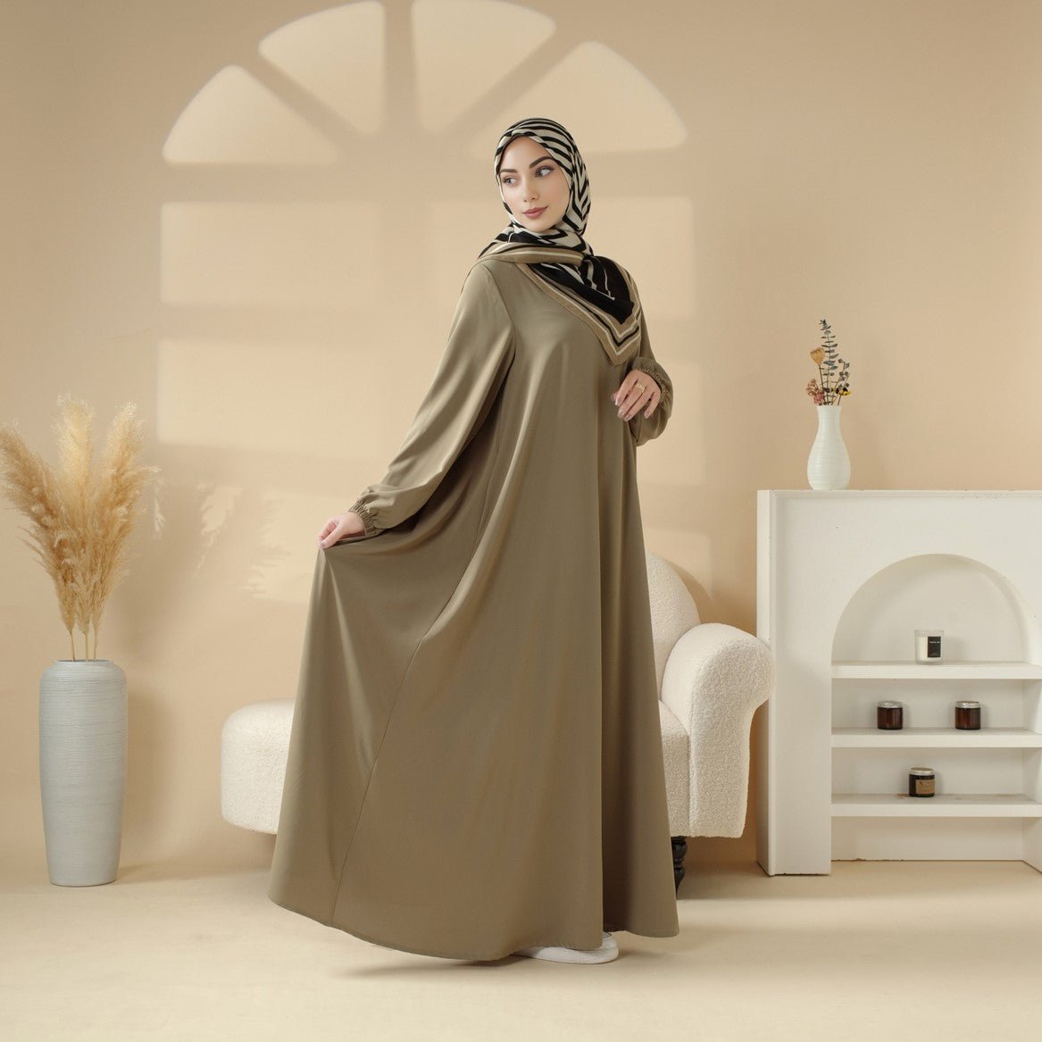 Abaya Essentielle Coupe Parapluie avec Poches Polyvalentes Premium (UKMA113)