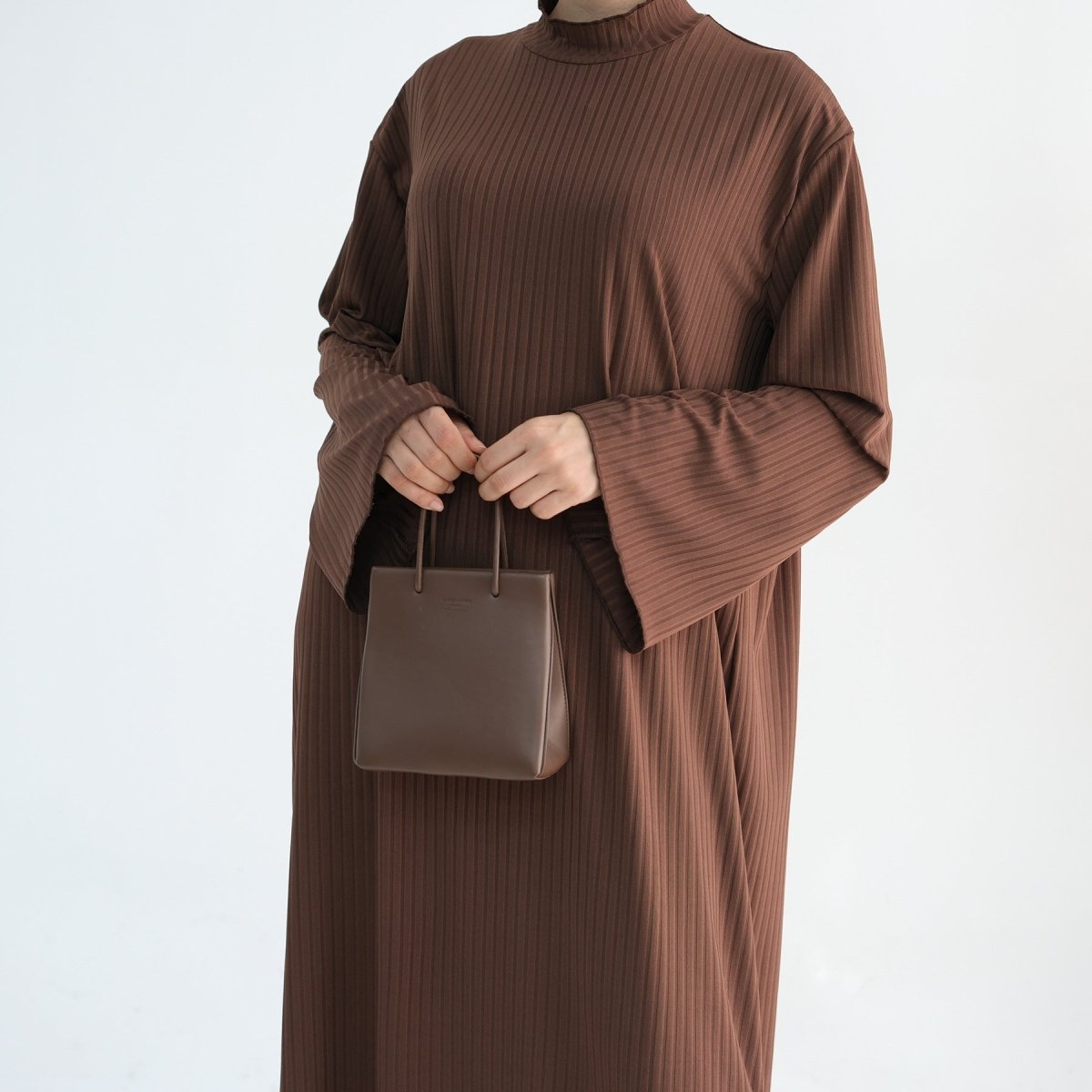Abaya unie à col montant avec impression sous les bras (MA118)