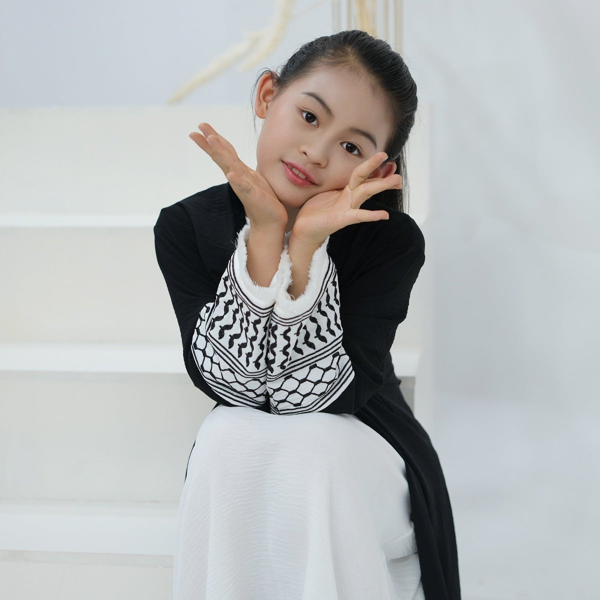 Abaya enfant Keffiyeh à pompons brodés (MKG014)