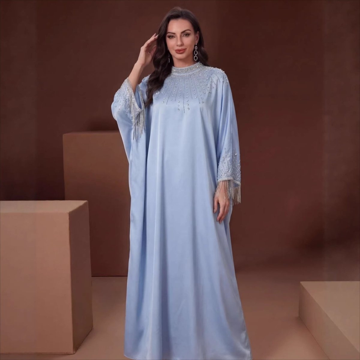 Kaftan en satin avec bustier en cristaux brodés à la main (MA420)