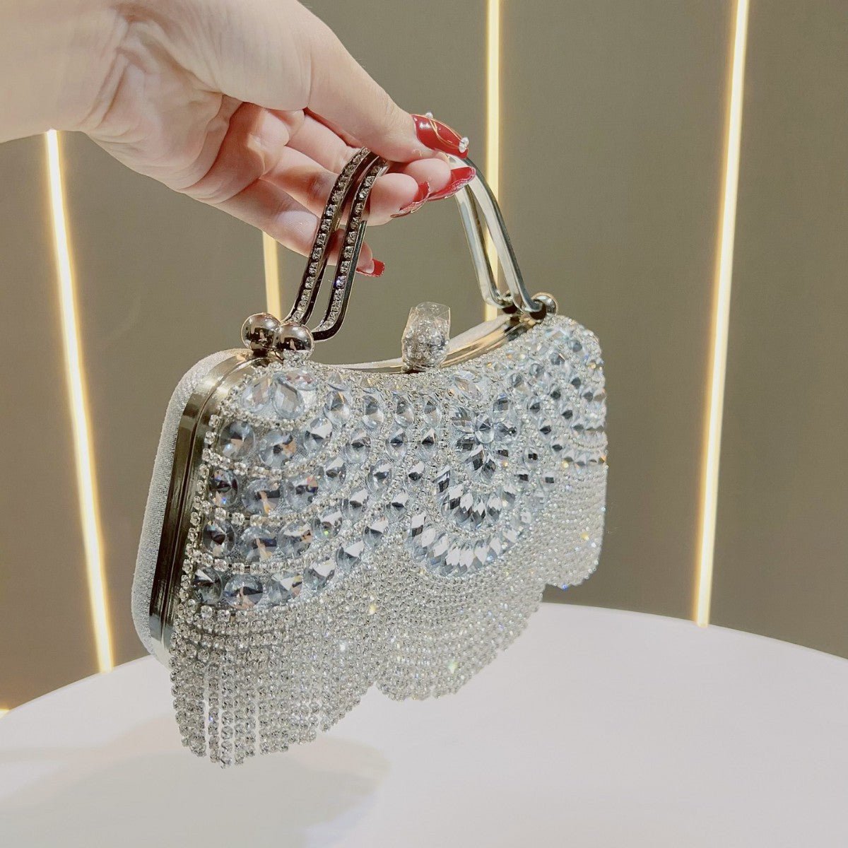 Sac pochette orné de cristaux avec pompons – Sac de soirée polyvalent pour mariages et galas (MAC276)