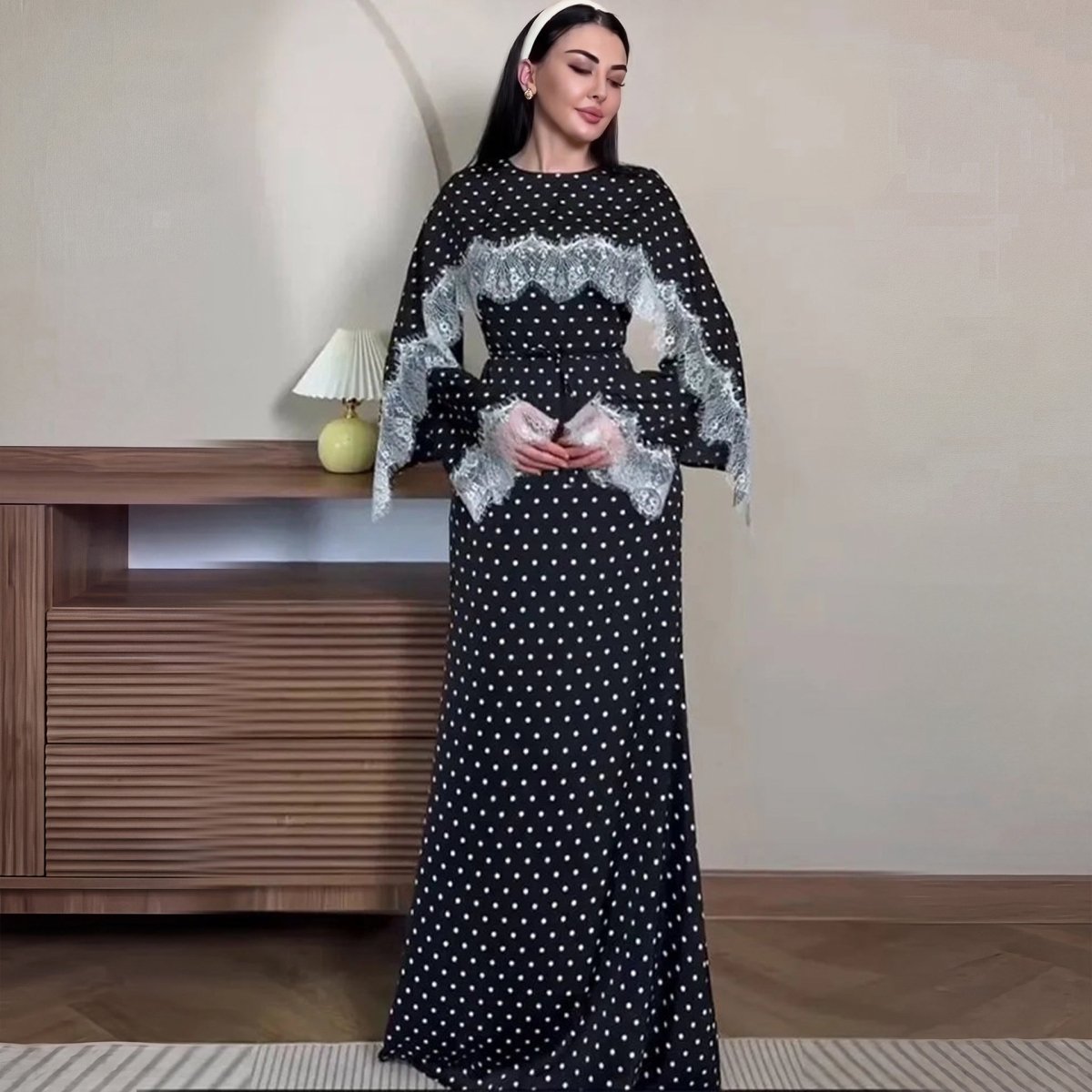 Robe Maxi en Satin avec Empiècement en Dentelle et Cape Fixe (MS438)