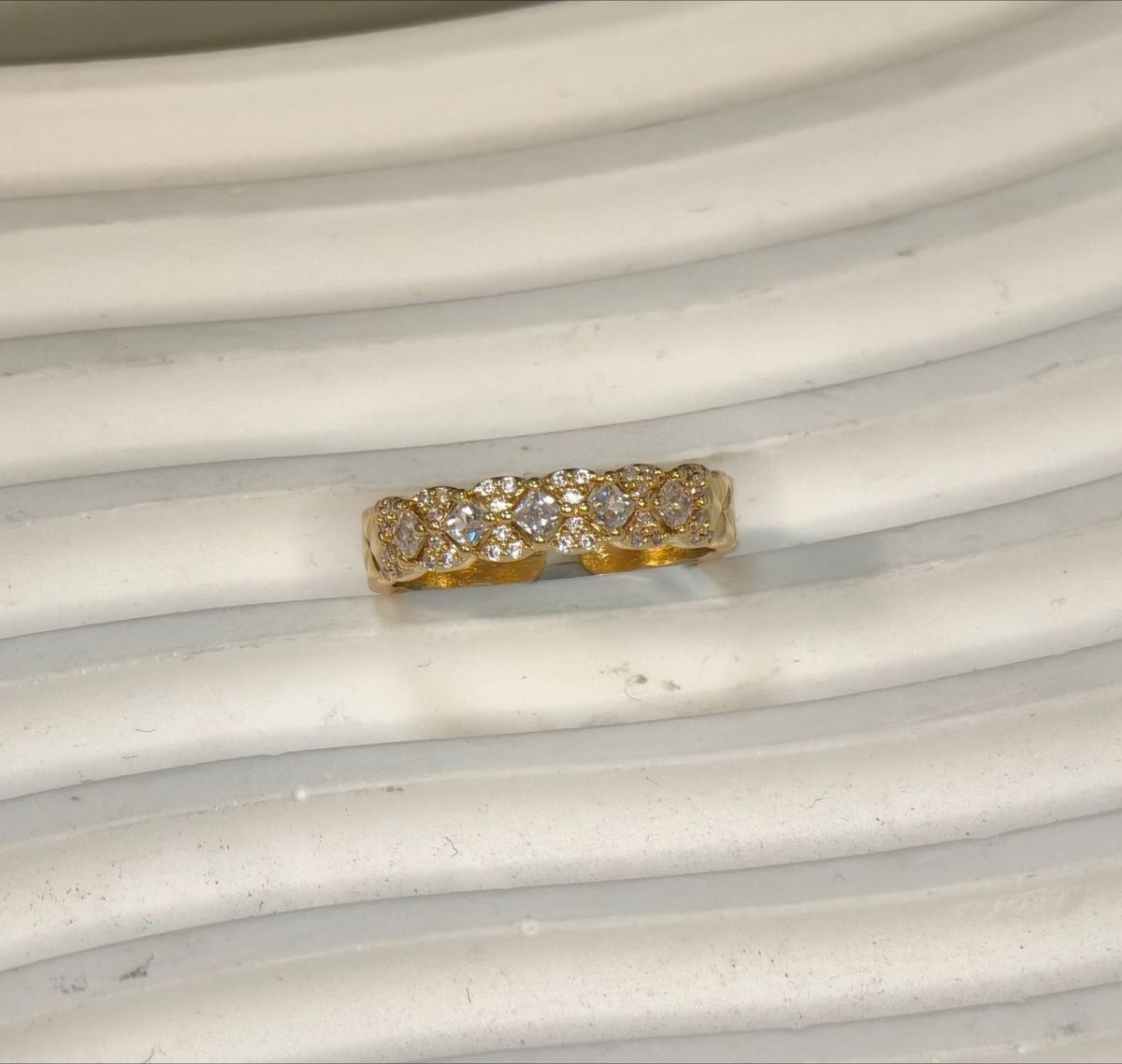 **Placage sous vide en or 18K :** Bague ouverte en laiton avec zircon (MAC213)