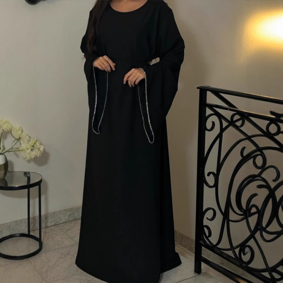 Robe Abaya de Luxe à Manches Amples avec Chaîne aux Poignets - Robe Longue Élégante et Pudique à Manches Longues avec Détails Argentés (MA278)