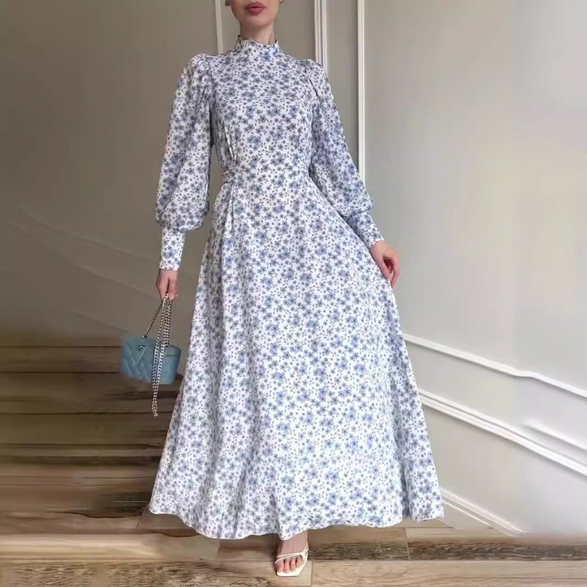Robe Maxi en Satin Fleuri Printanier | Robe à Col Montant et Manches Bouffantes avec Ceinture Ajustable - Imprimé Botanique Bleu et Blanc (MA236)