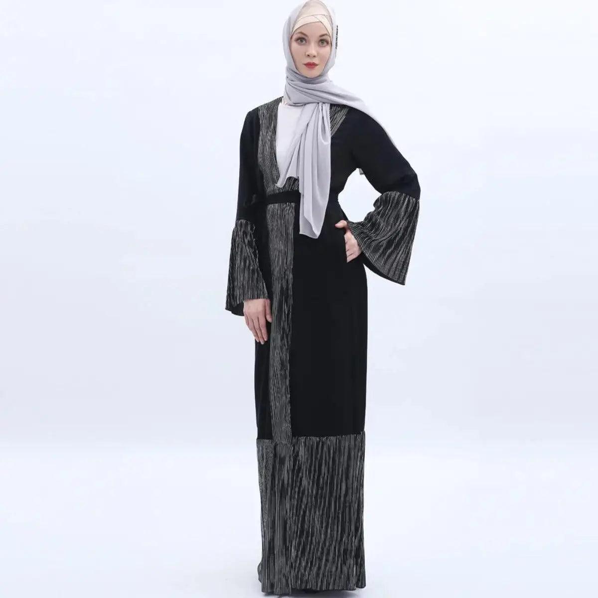 MO 001 Abaya Ouverte à Manches Trompette et Design Plissé