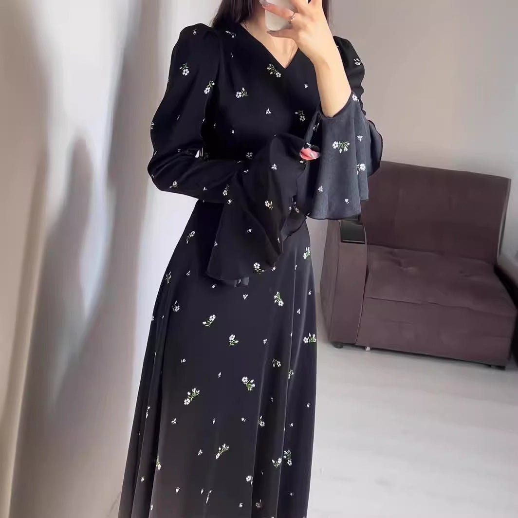 Robe Abaya Modeste Col en V Boho en Mousseline, Motif Floral Noir, Manches Cloche Fleur de Lotus Évasées (MA202)
