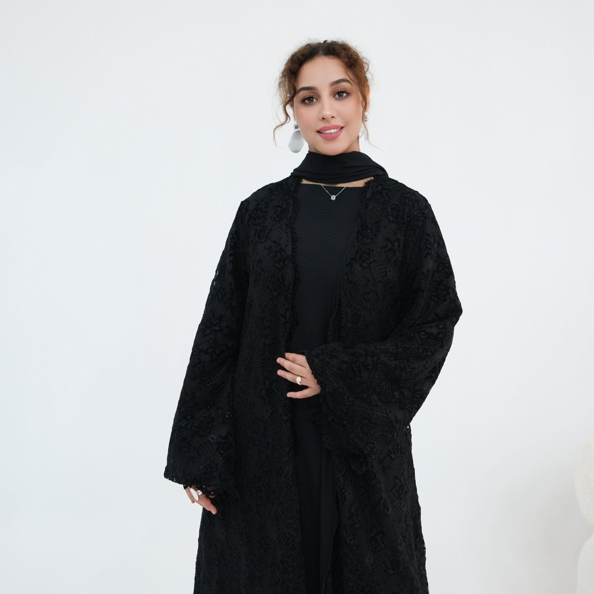 Abaya ouverte en dentelle florale avec doublure (MOA329)
